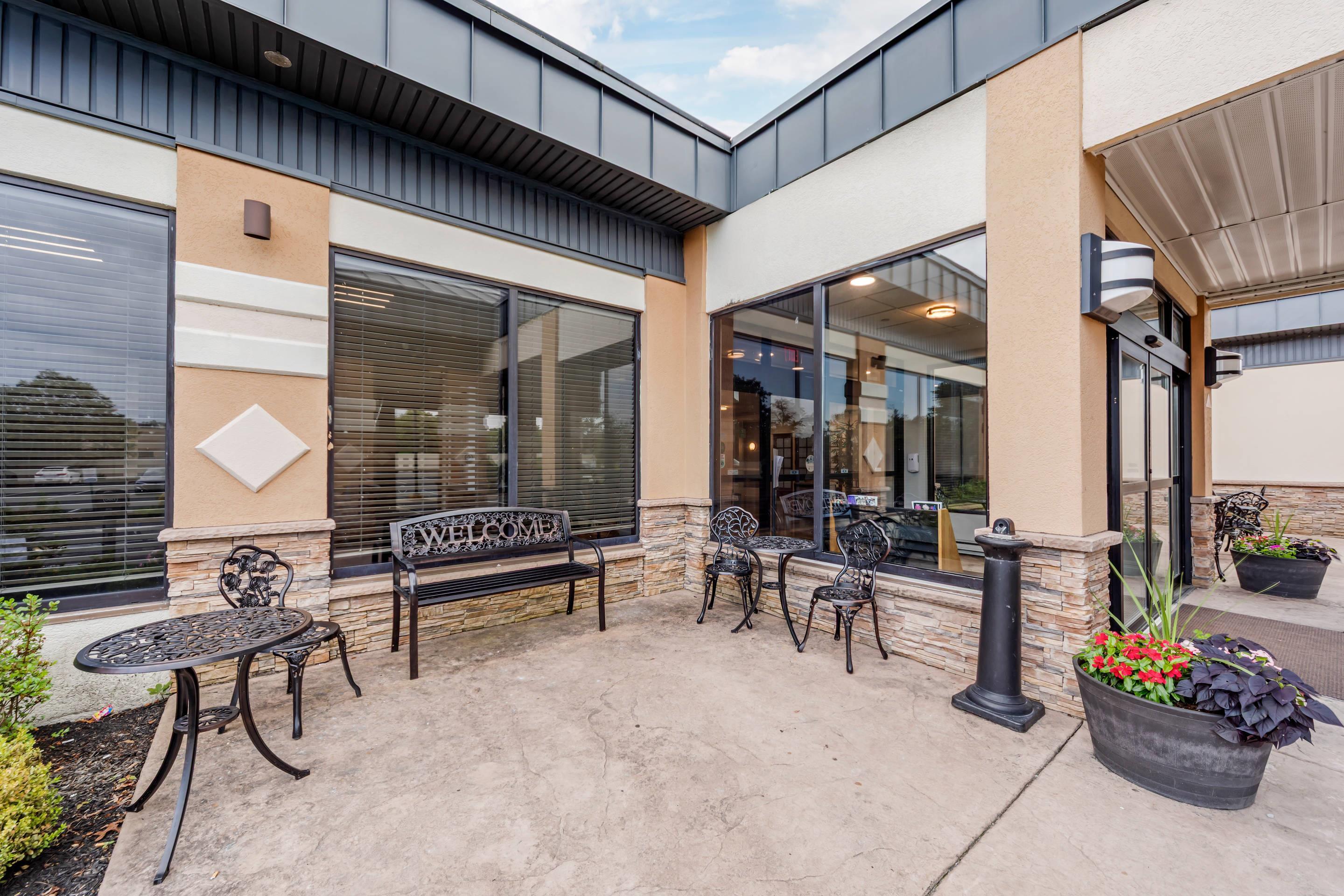 Hotel patio | Clarion Hotel & Conference Center