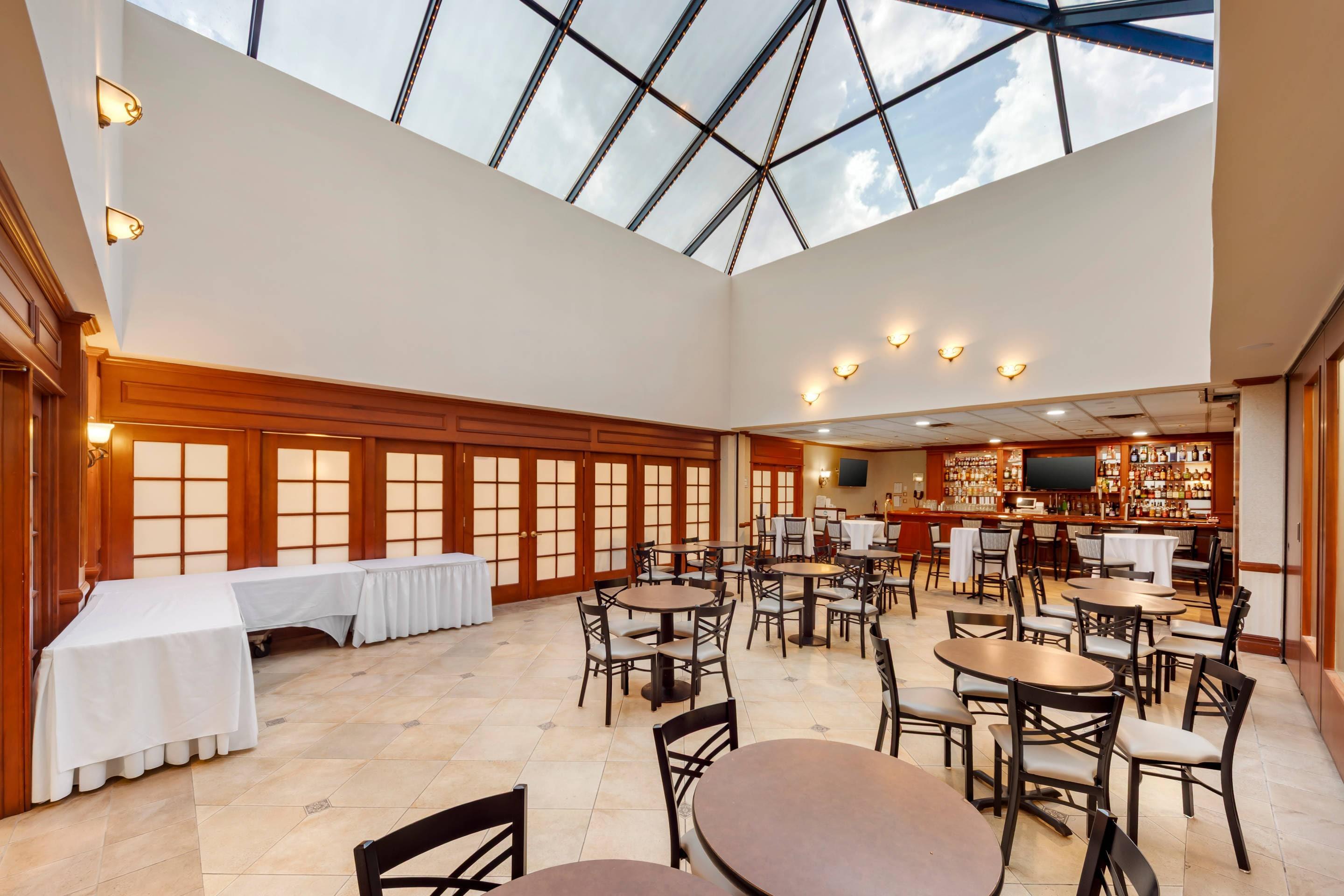 Hotel bar | Clarion Hotel & Conference Center