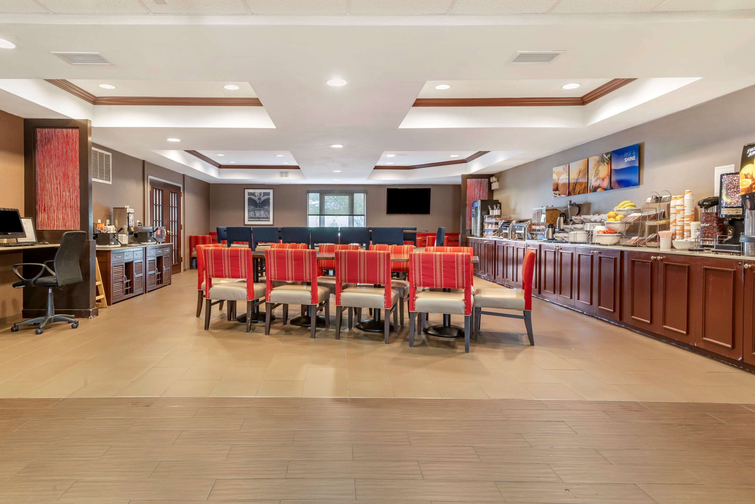 Enjoy breakfast in this seating area | Comfort Suites Newark - Harrison