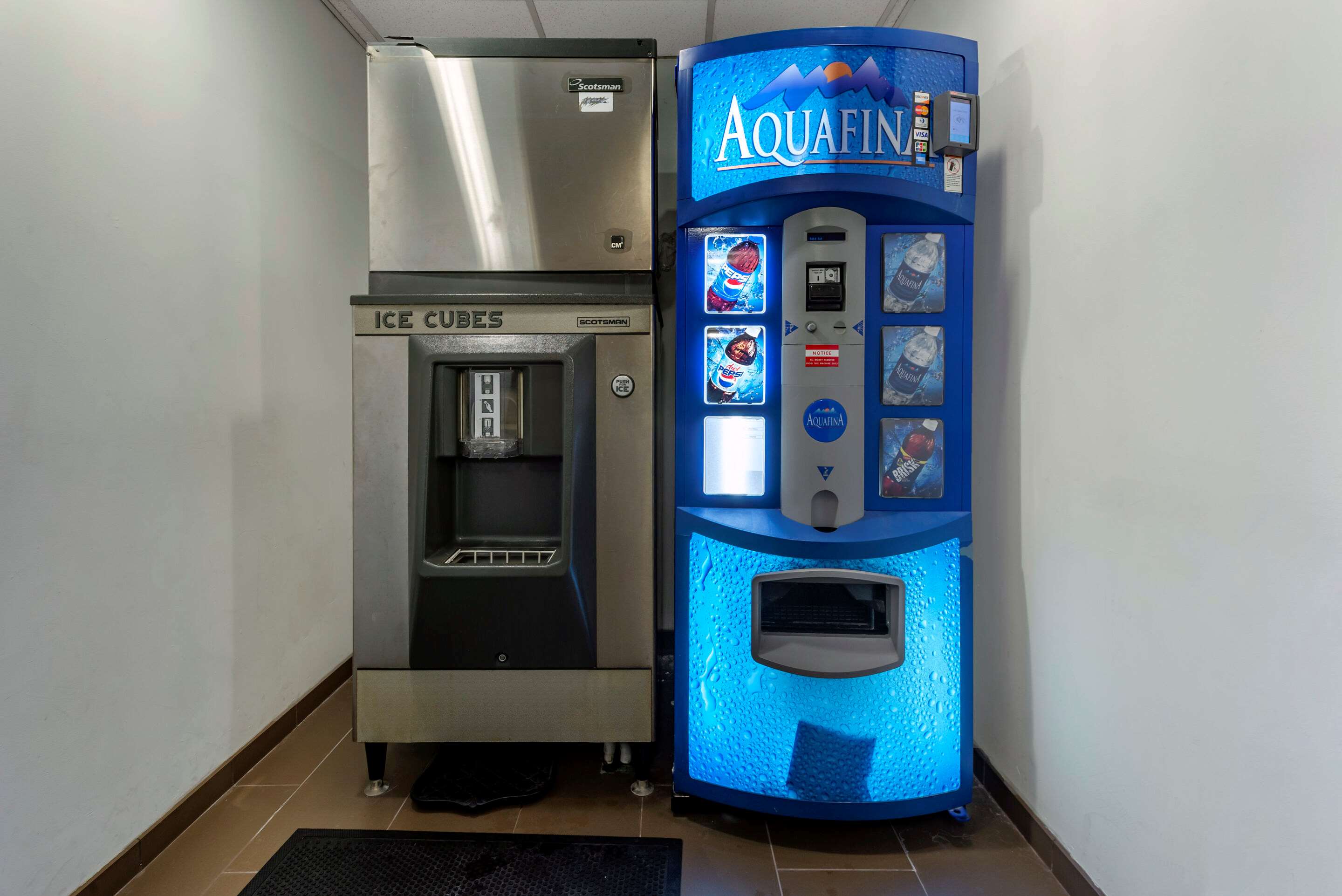 Hotel vending area | Comfort Suites Newark - Harrison
