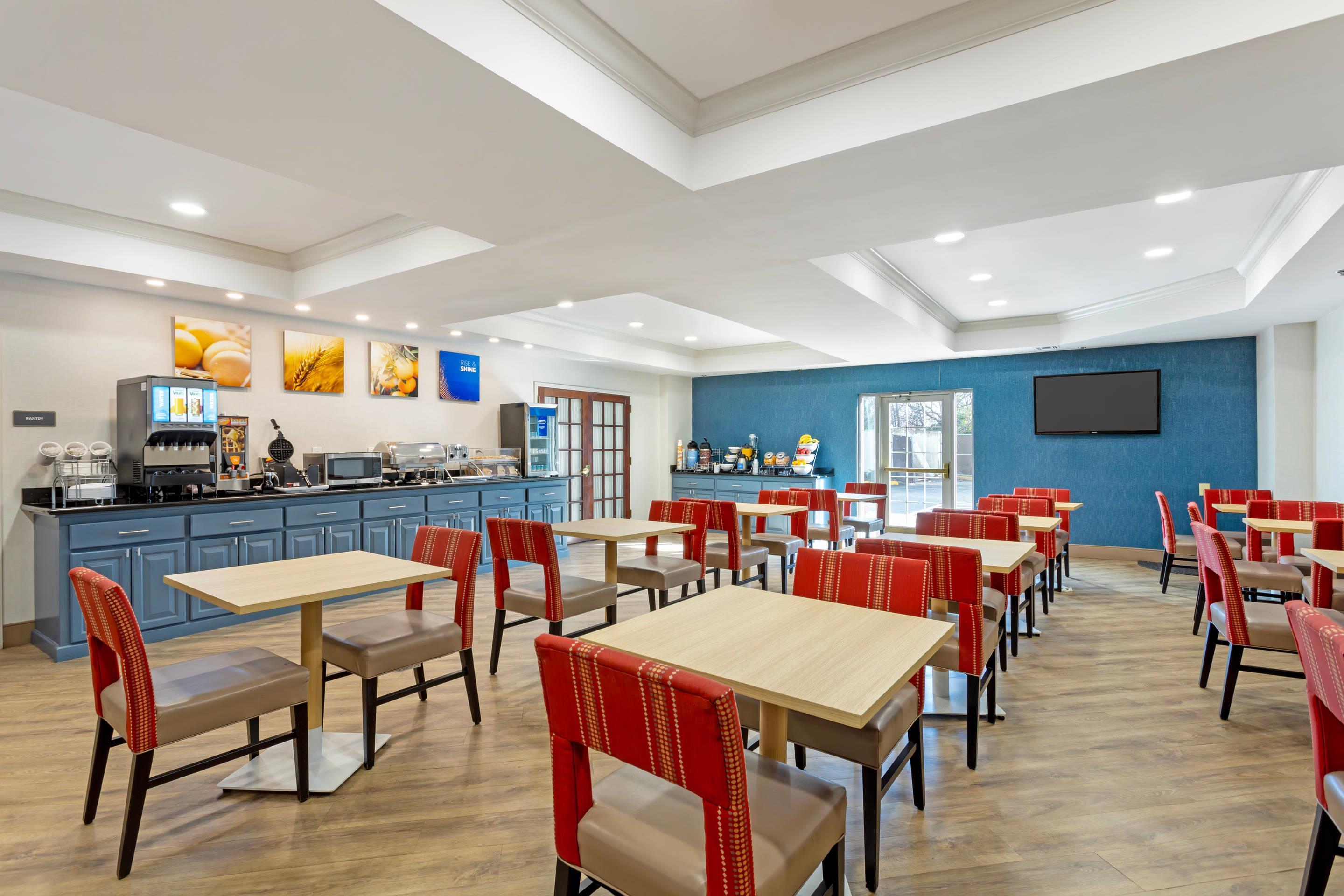 Enjoy breakfast in this seating area | Comfort Suites East Brunswick - South River