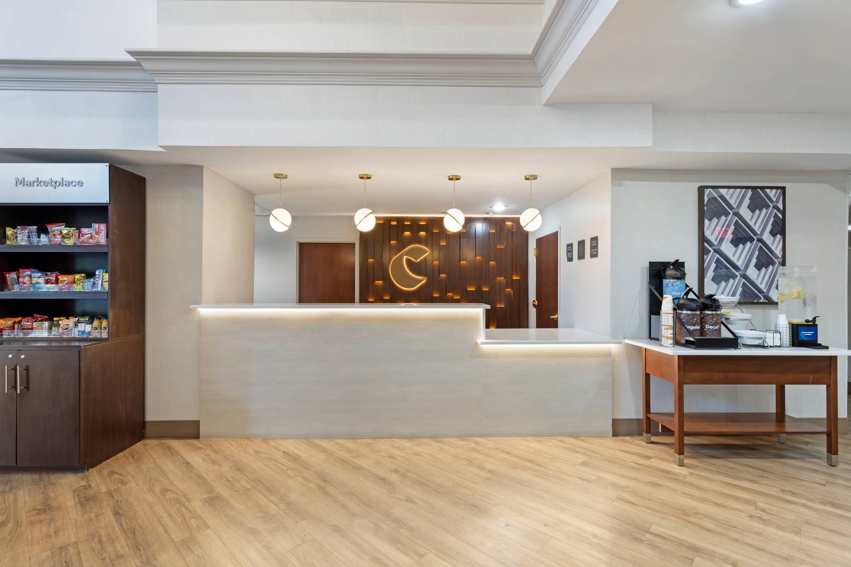 Front desk | Comfort Suites East Brunswick - South River