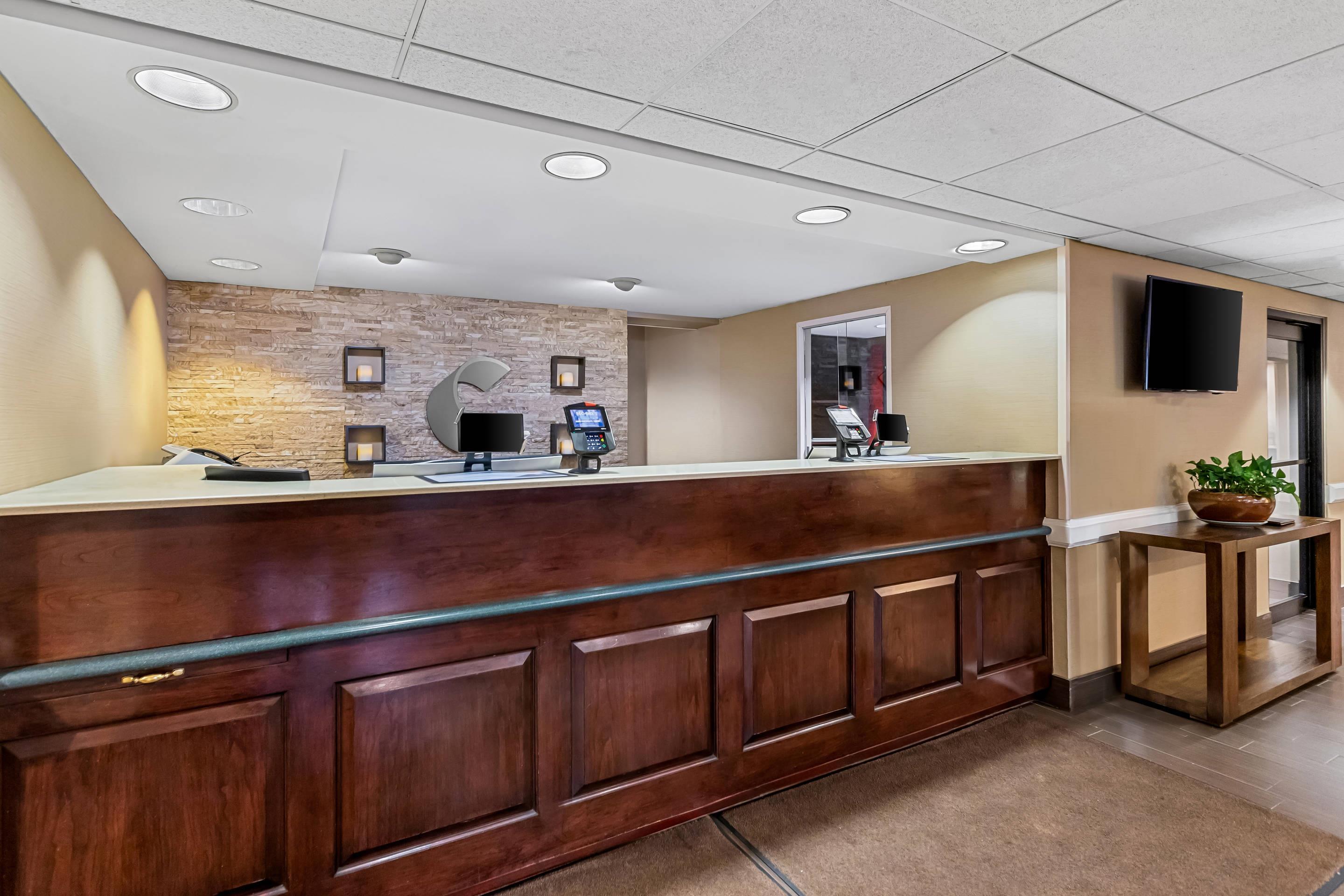 Front desk | Comfort Inn & Suites Somerset - New Brunswick