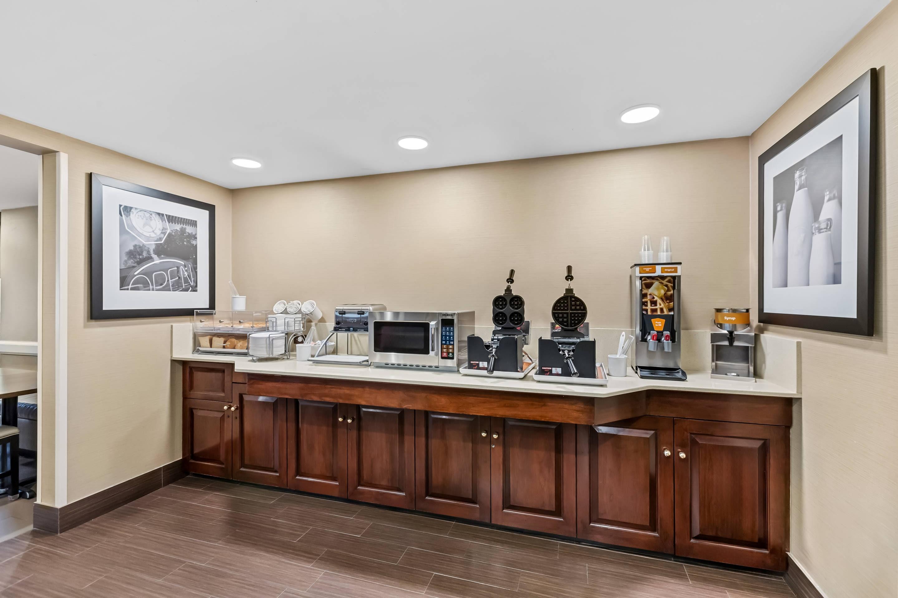 Spacious breakfast area | Comfort Inn & Suites Somerset - New Brunswick