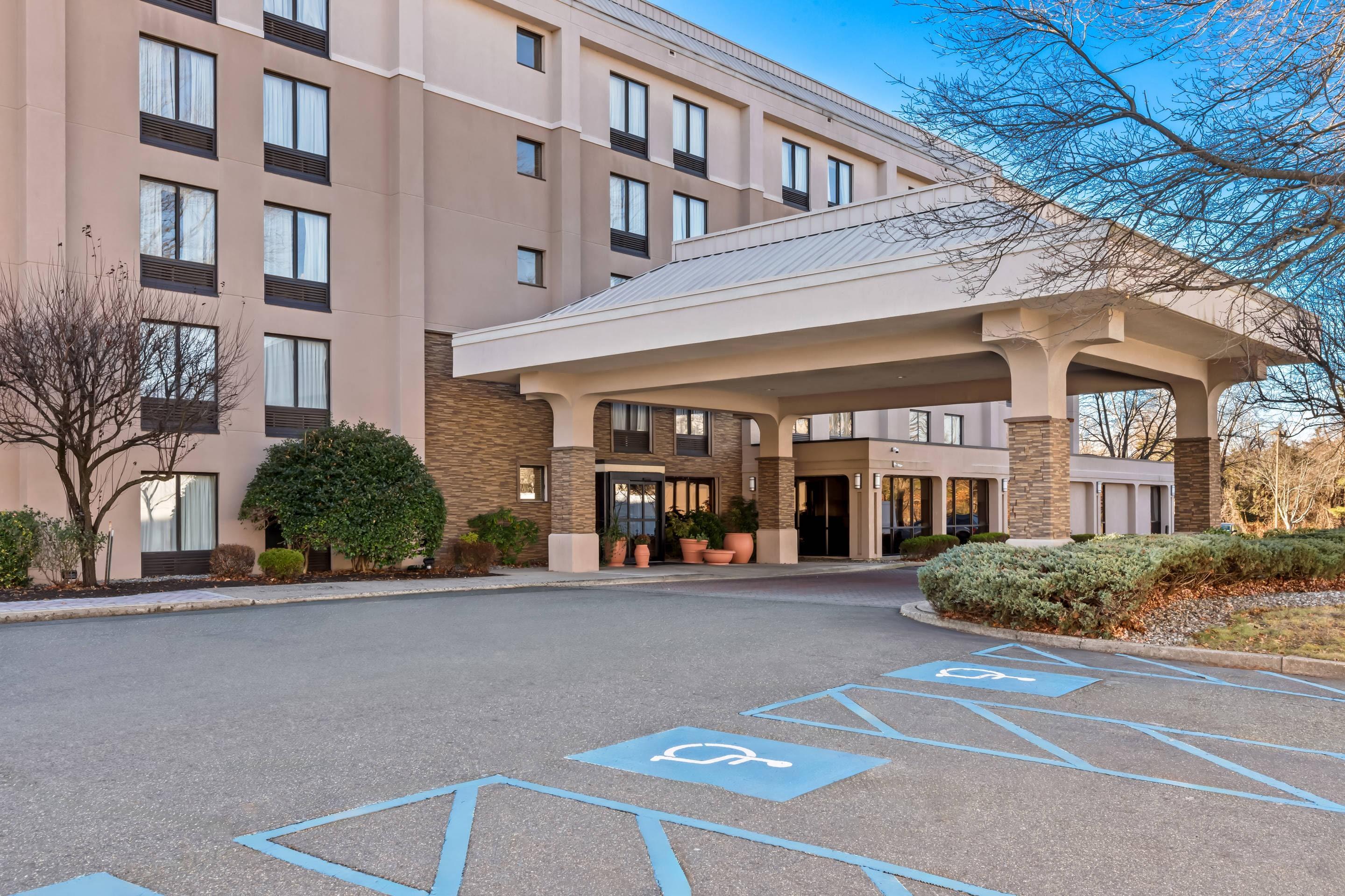 Hotel Entrance | Comfort Inn & Suites Somerset - New Brunswick