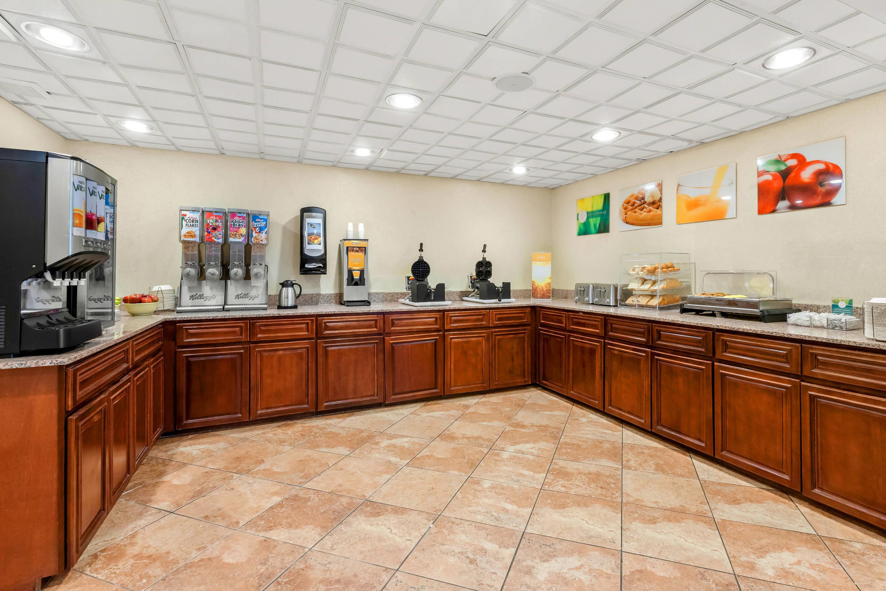 Breakfast area | Quality Inn Edison-New Brunswick