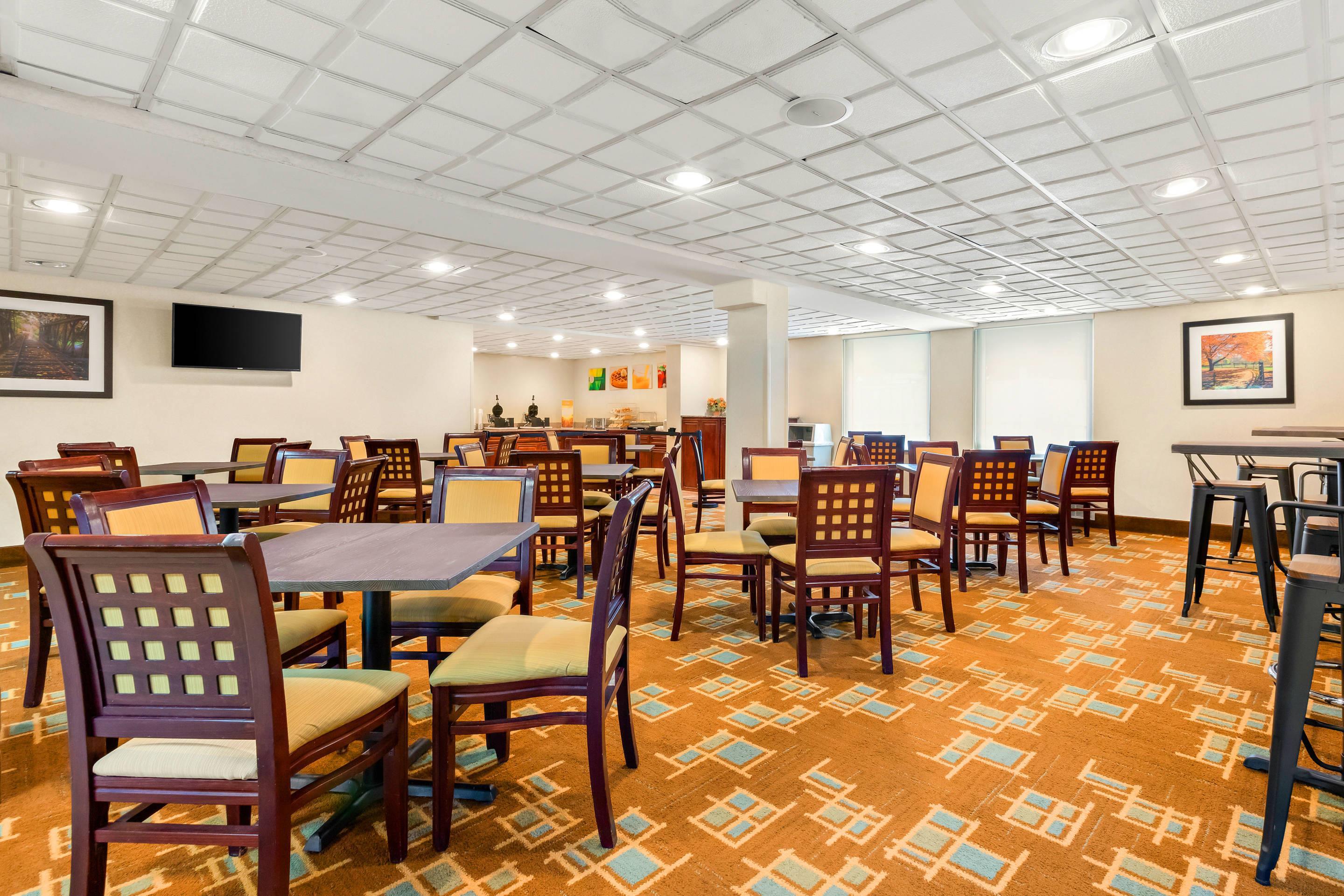 Spacious breakfast area | Quality Inn Edison-New Brunswick