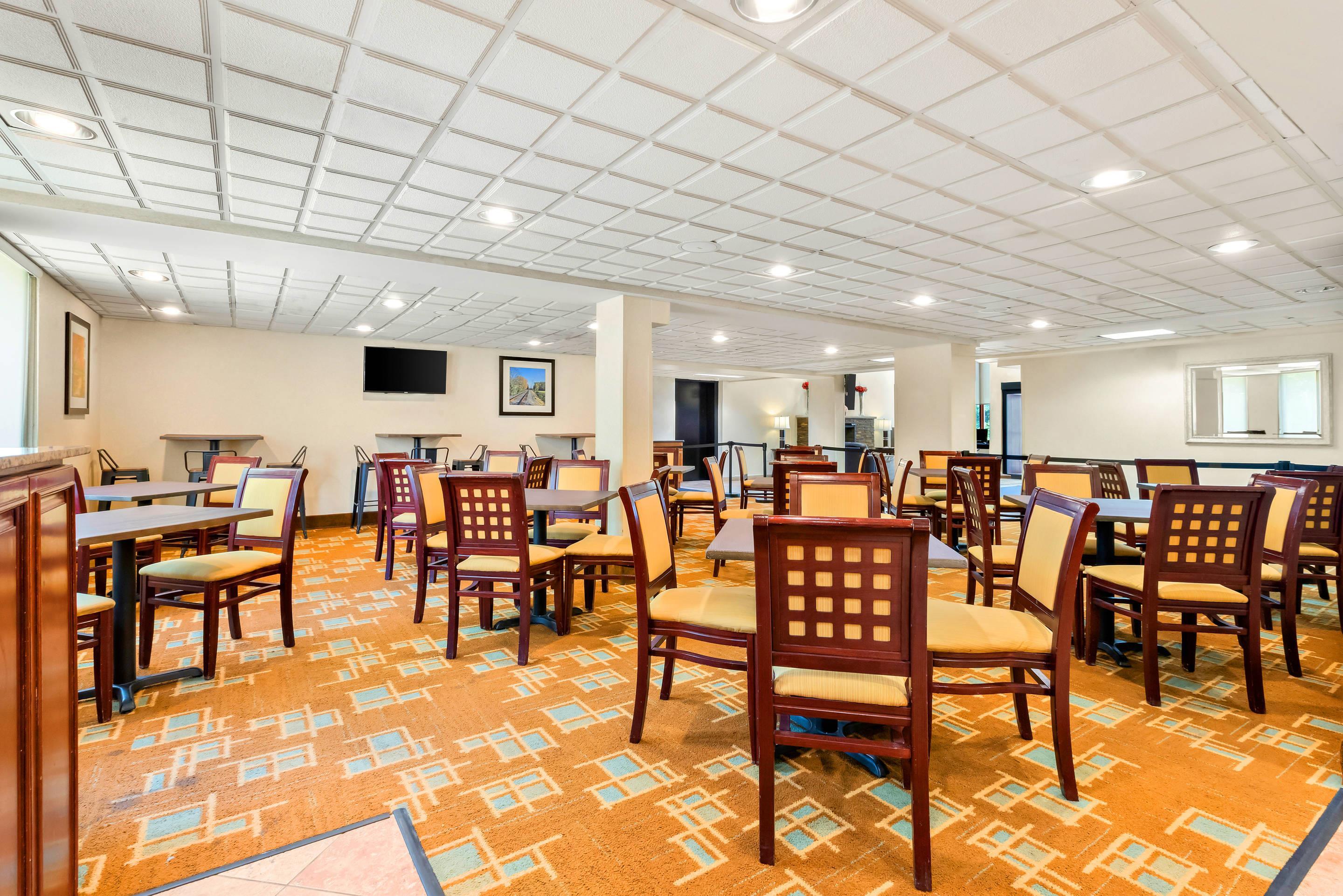 Spacious breakfast area | Quality Inn Edison-New Brunswick