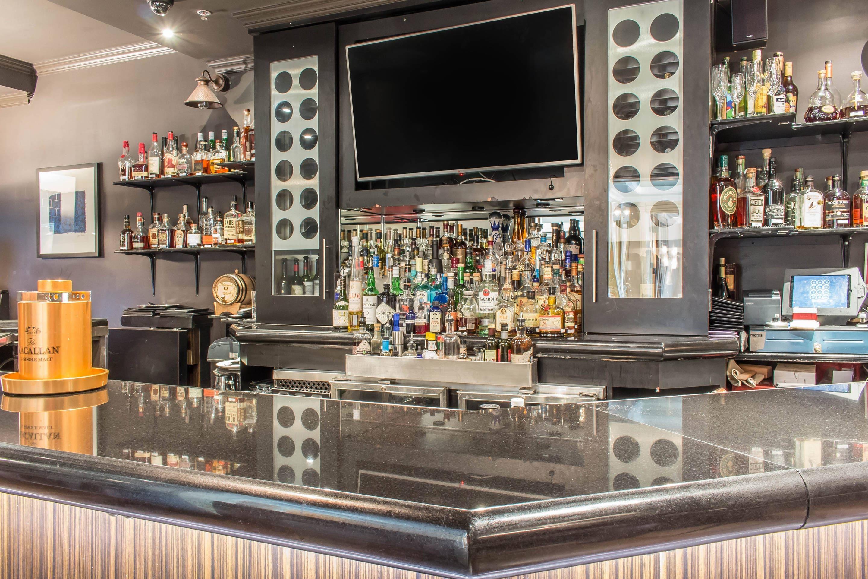 Cocktail lounge