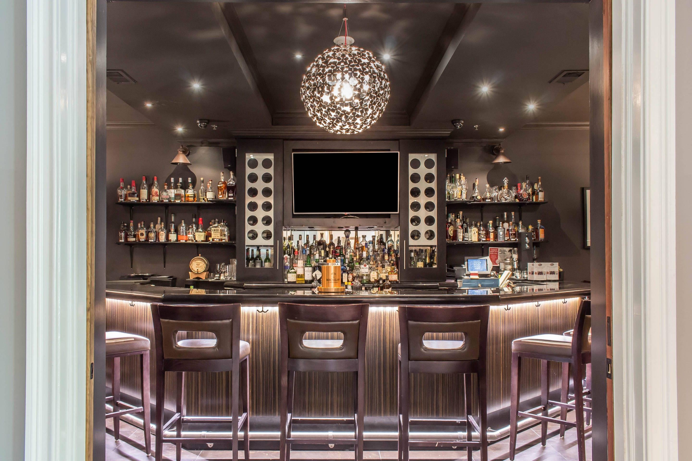 Cocktail lounge