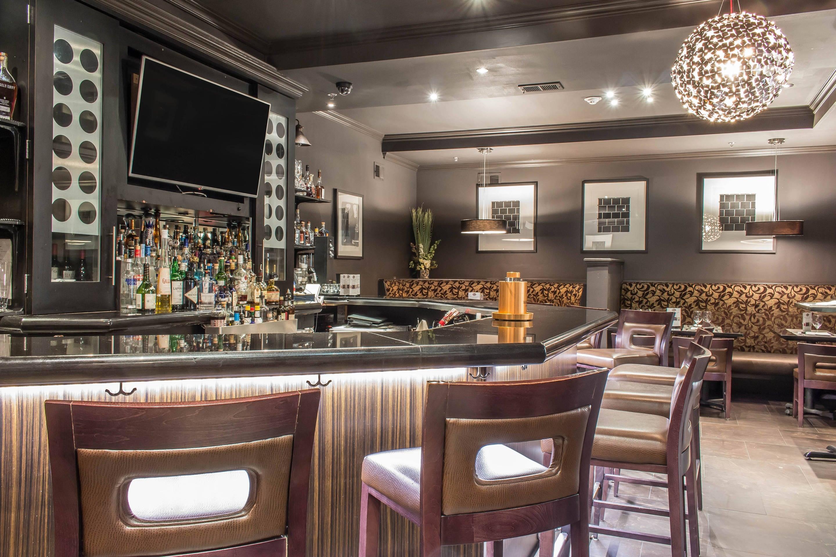 Cocktail lounge