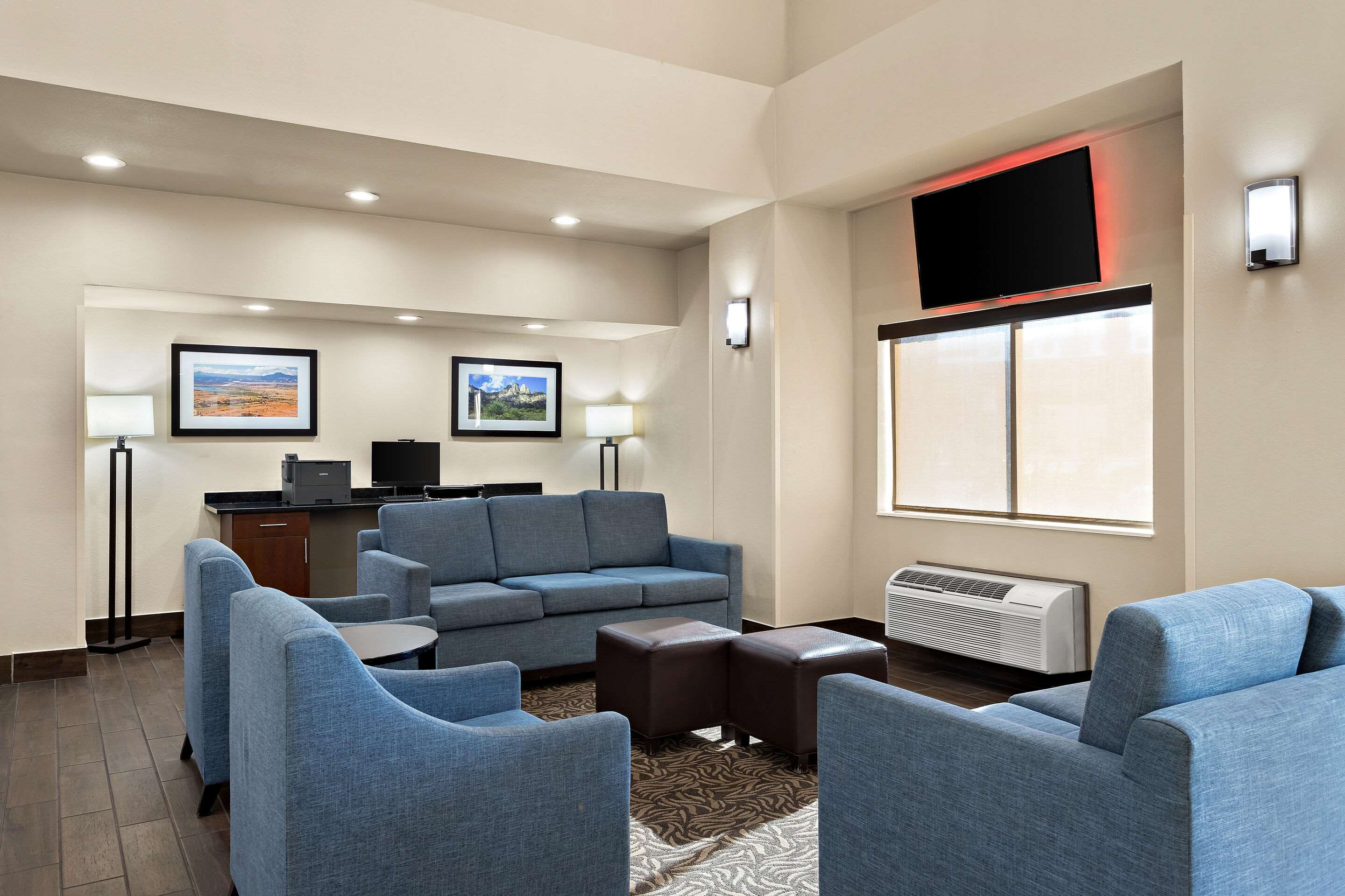 Lobby with sitting area | Comfort Suites University Las Cruces