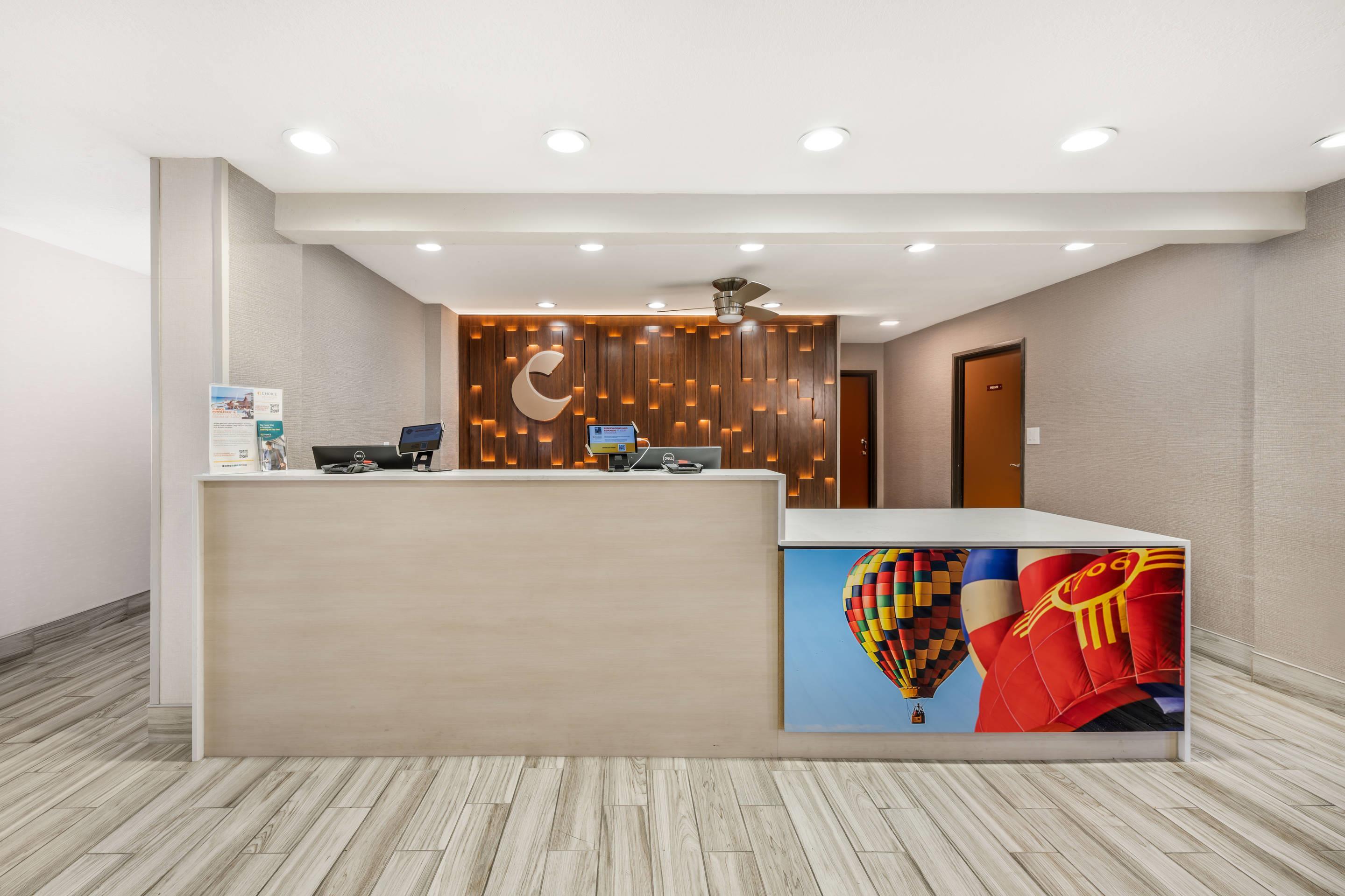 Hotel lobby | Comfort Suites Albuquerque