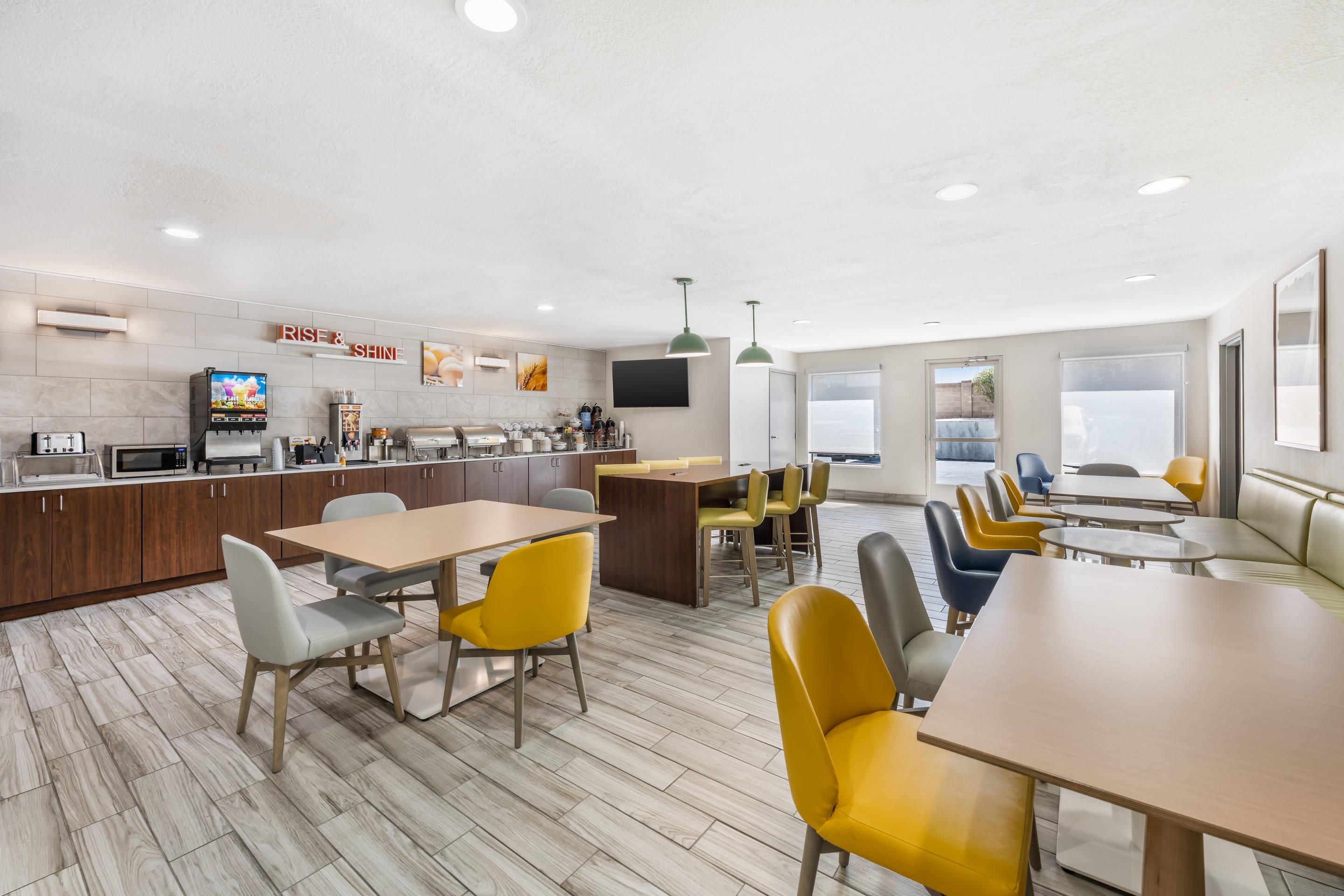 Breakfast area | Comfort Suites Albuquerque
