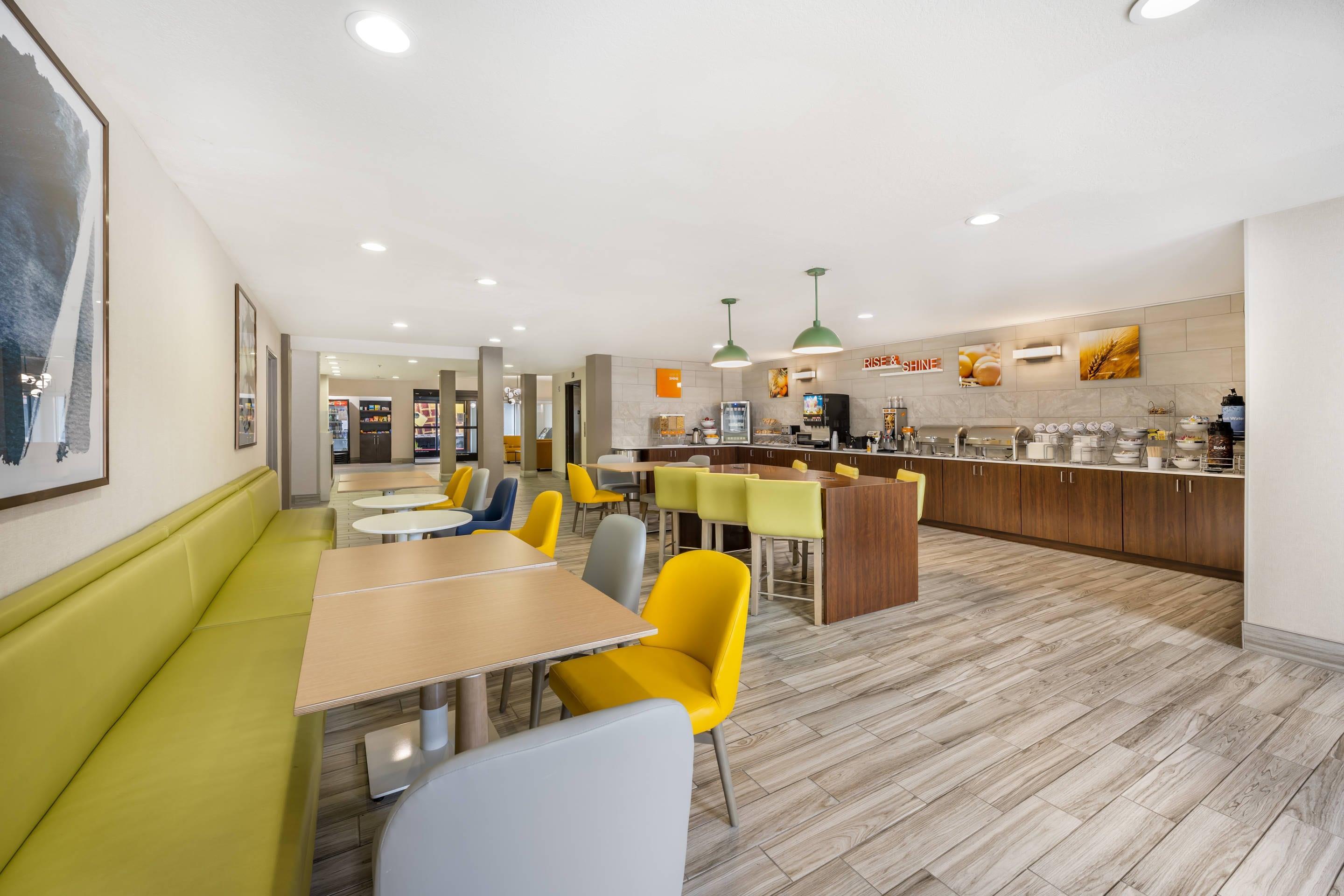 Breakfast area | Comfort Suites Albuquerque