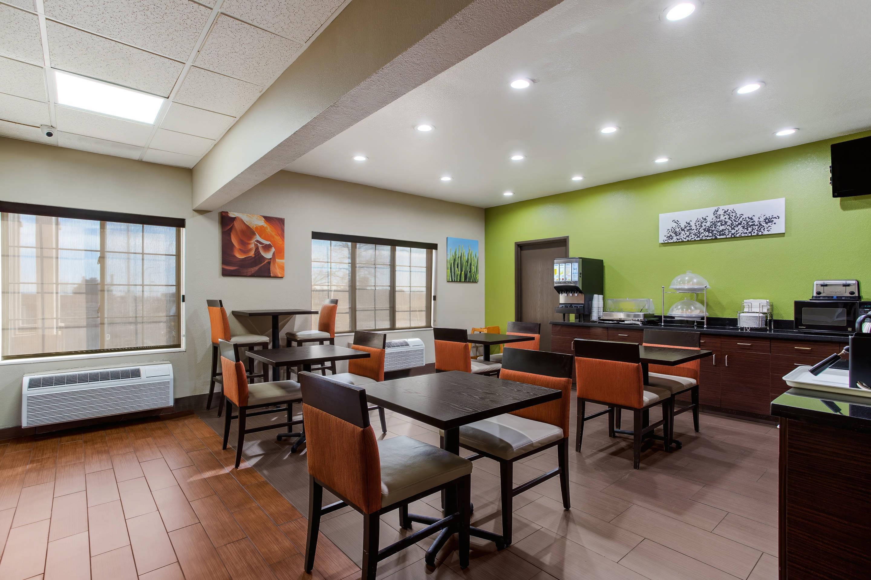 Breakfast area | Sleep Inn University