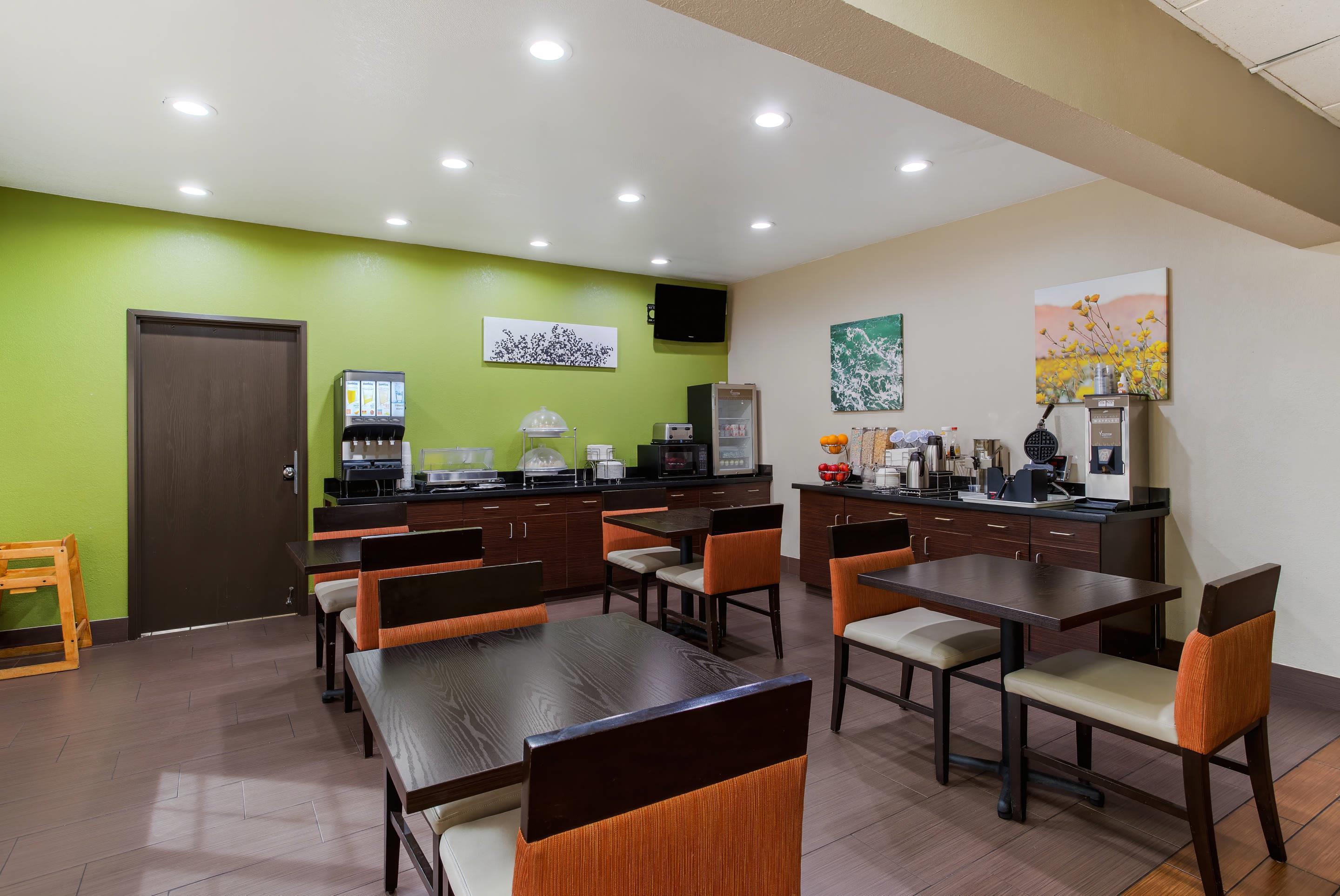Breakfast area | Sleep Inn University