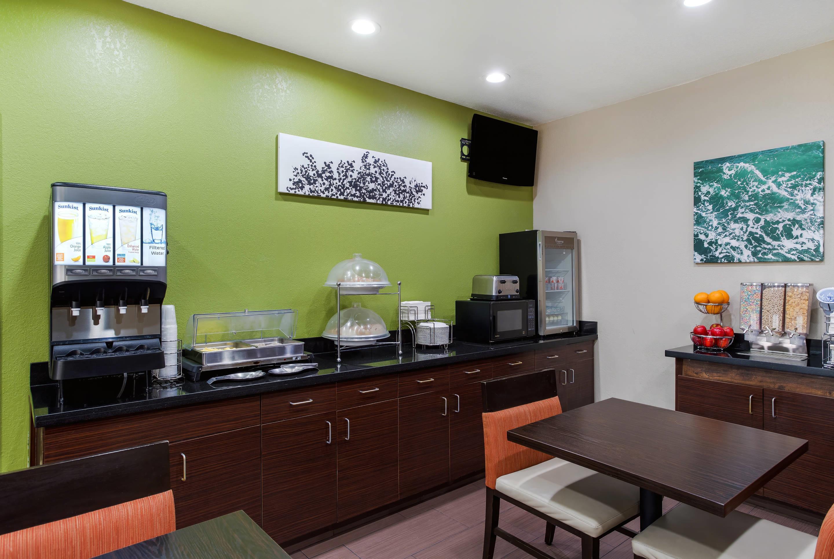 Breakfast area | Sleep Inn University