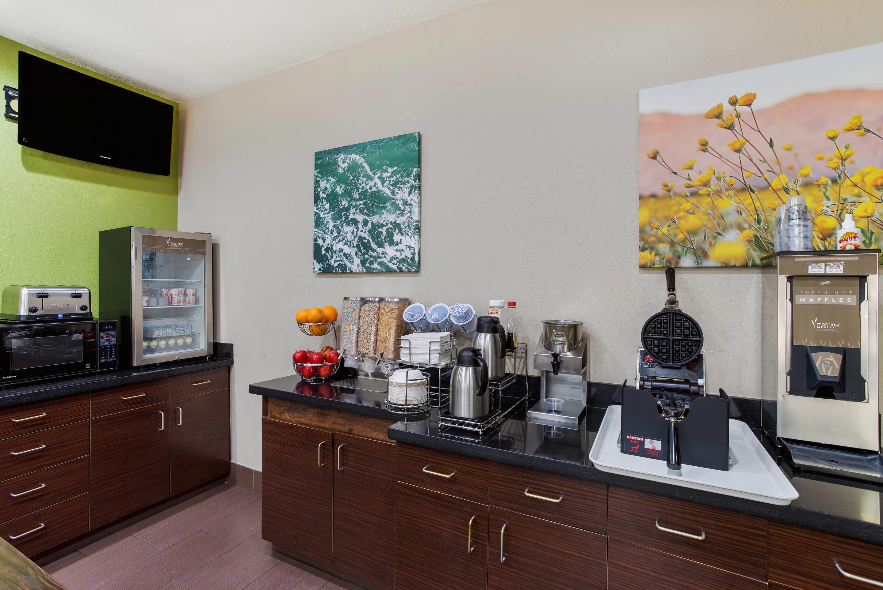 Breakfast area | Sleep Inn University