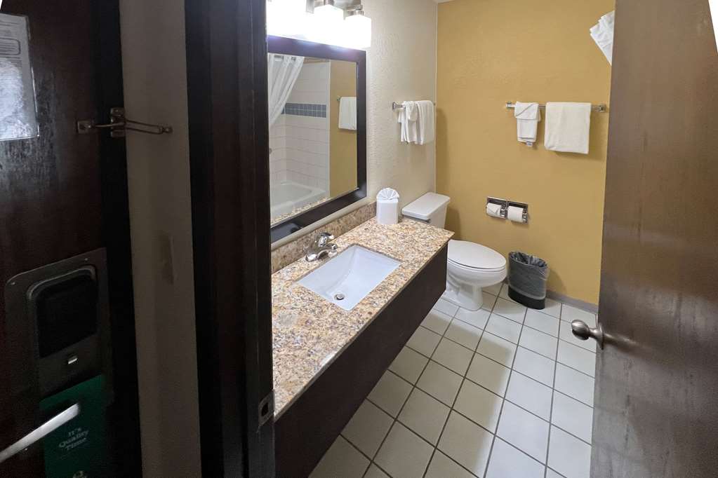QUALITY INN AND SUITES FARMINGTON-guestroom-Guest Room,Bathroom,On-Site.jpg