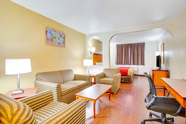Suite - Econo Lodge Inn & Suites Albuquerque - I-40, Exit 165