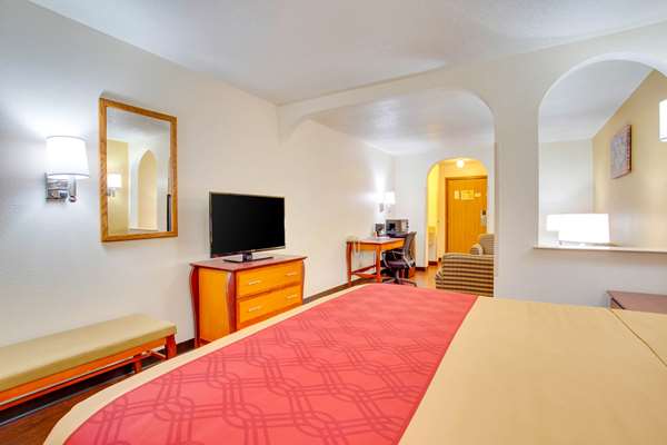 Suite - Econo Lodge Inn & Suites Albuquerque - I-40, Exit 165