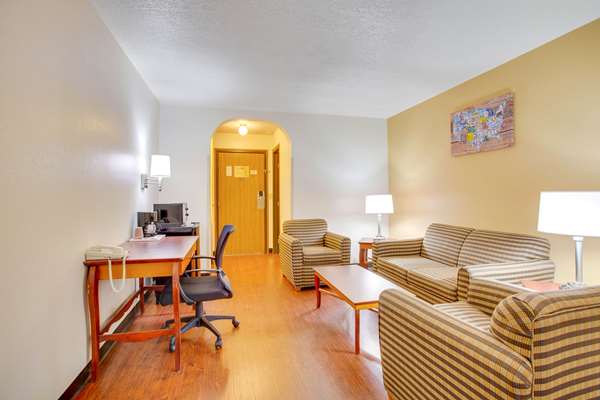 Suite - Econo Lodge Inn & Suites Albuquerque - I-40, Exit 165
