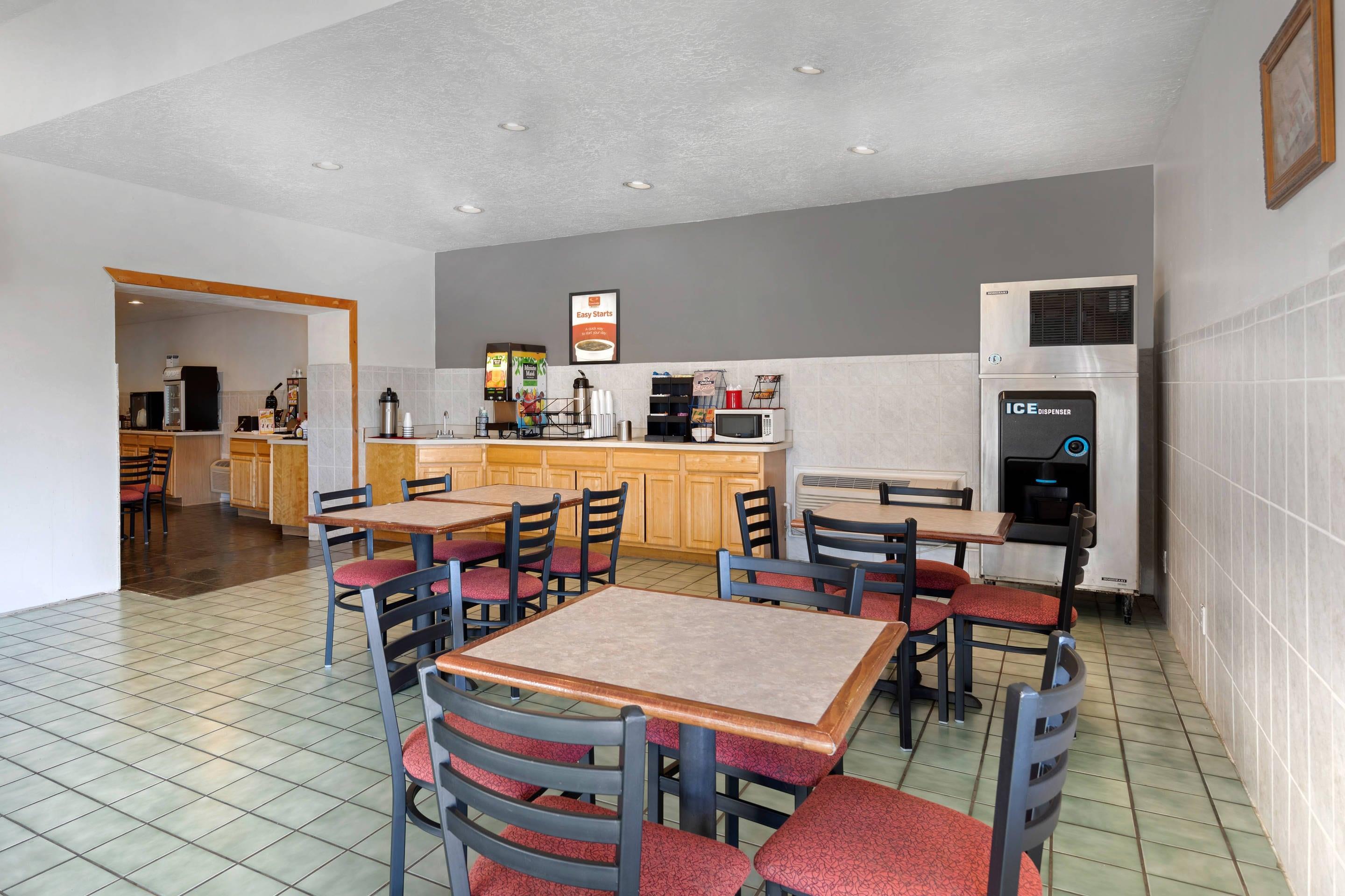 Breakfast area | Econo Lodge Socorro
