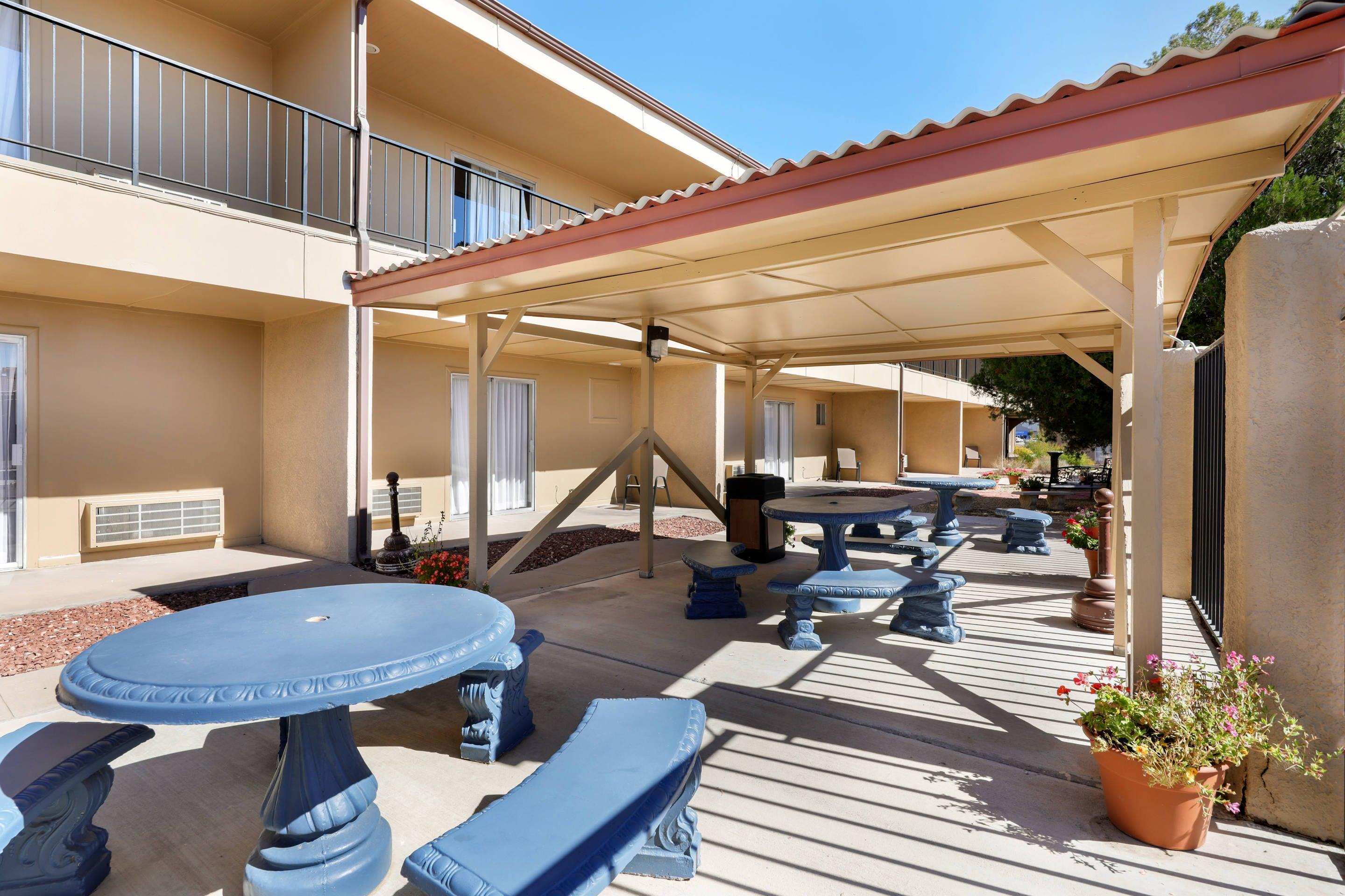Hotel patio | Econo Lodge Socorro