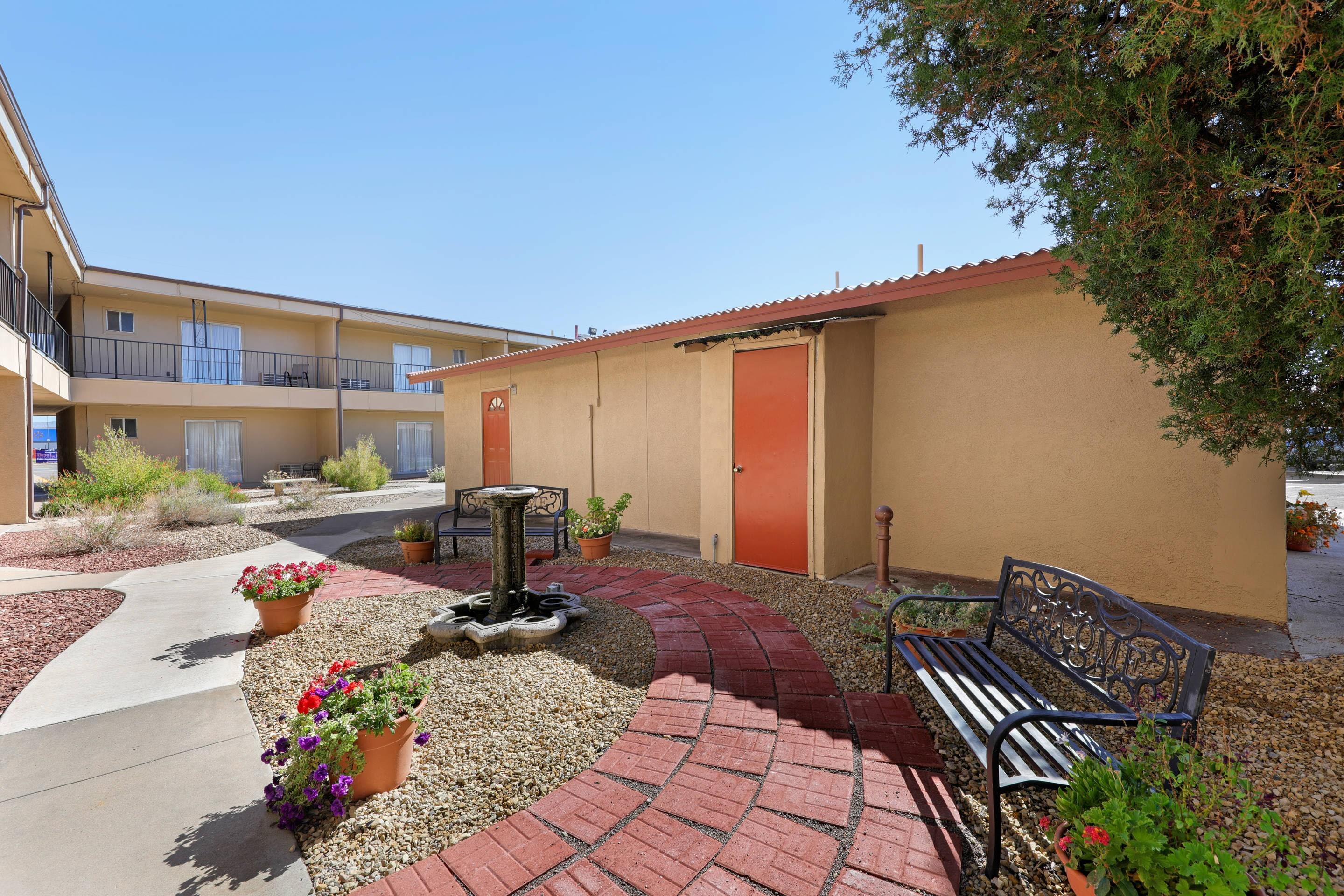 Hotel courtyard | Econo Lodge Socorro