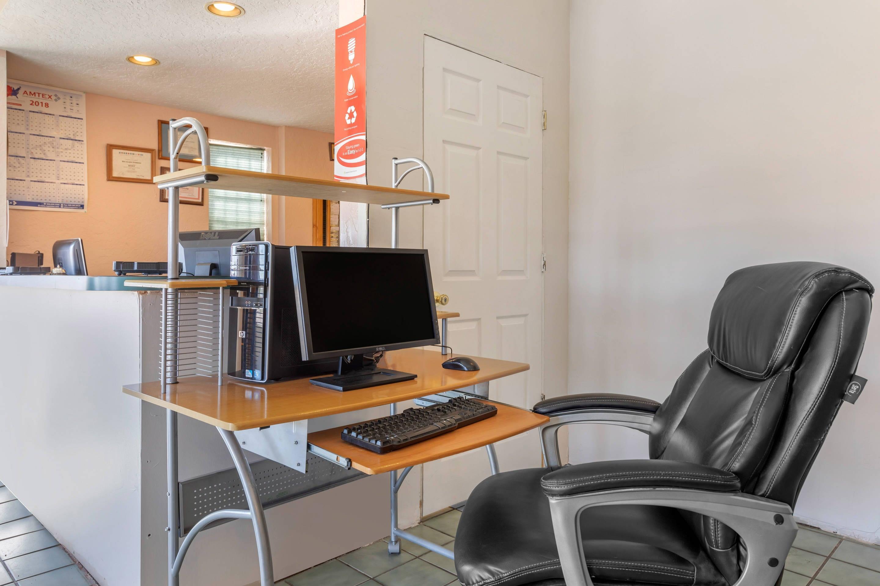 Business center | Econo Lodge Socorro