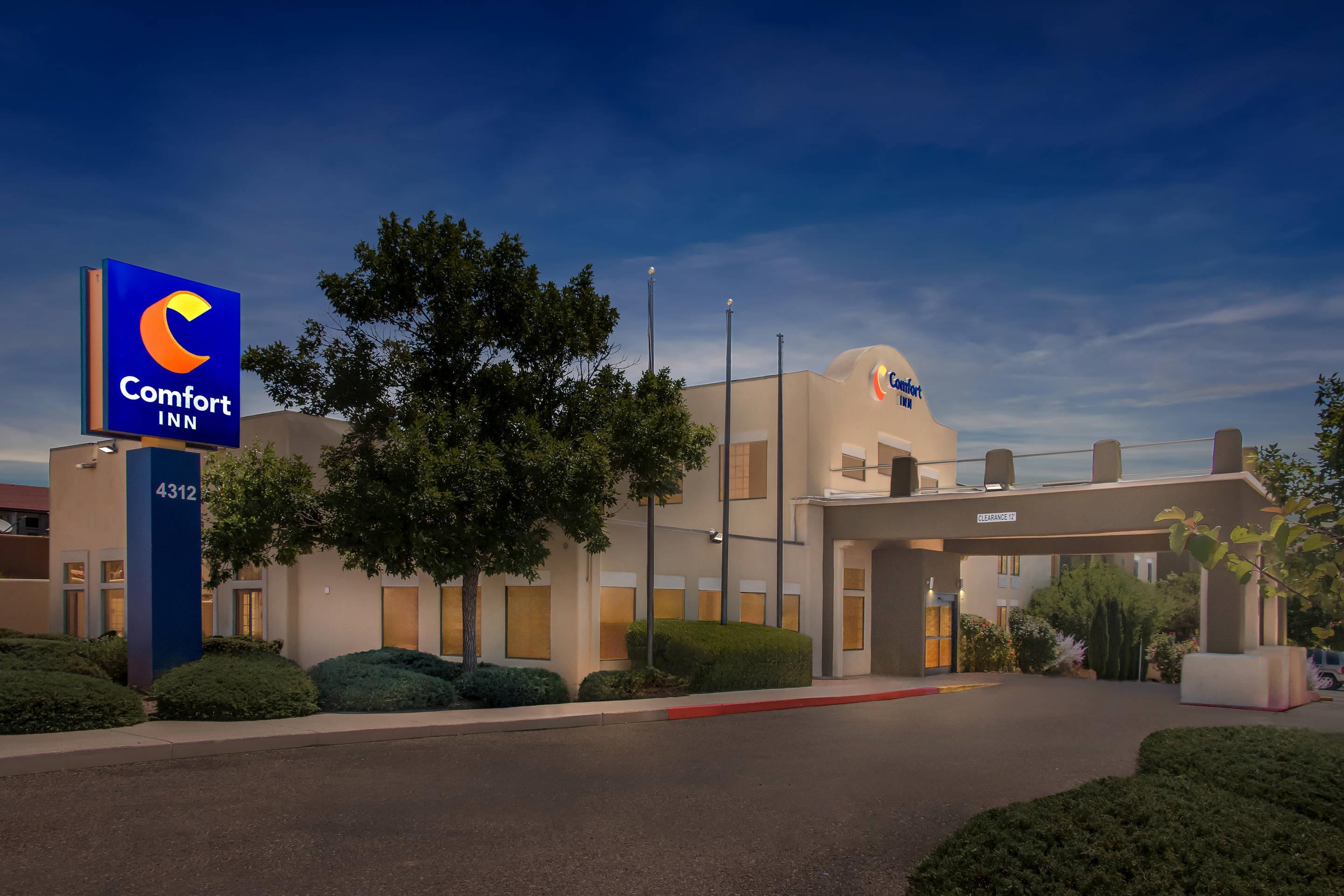 Hotel at night | Comfort Inn Santa Fe