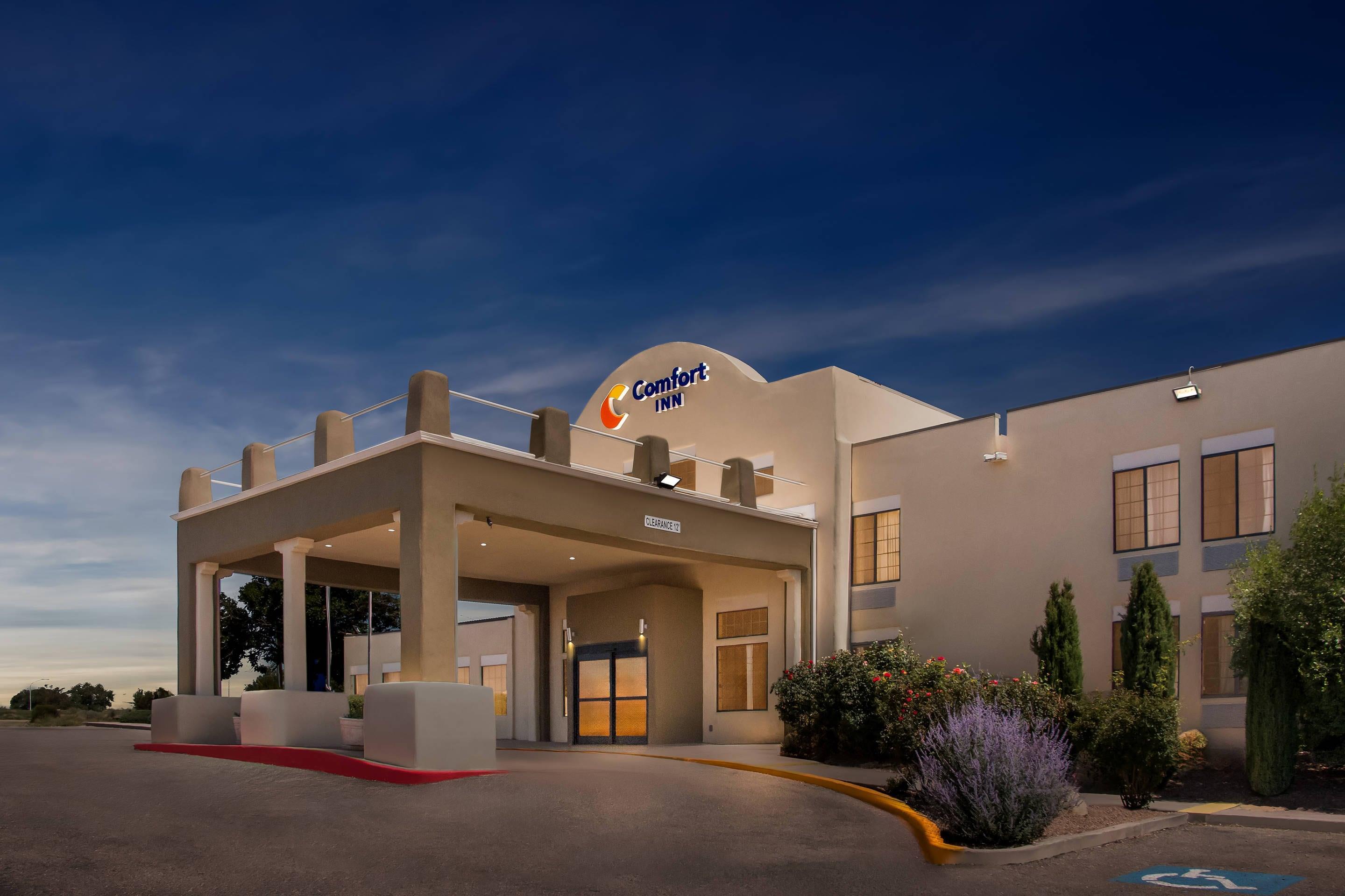 Hotel at night | Comfort Inn Santa Fe