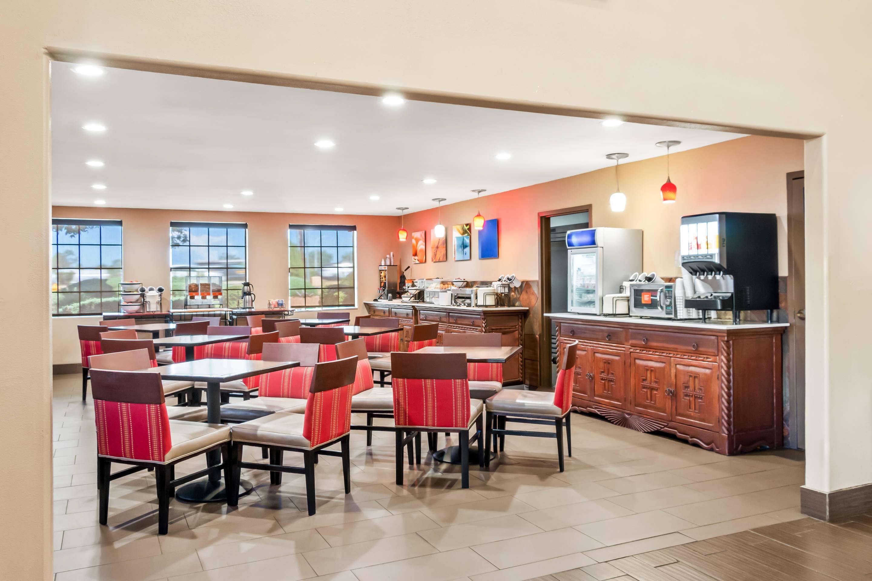 Breakfast area | Comfort Inn Santa Fe