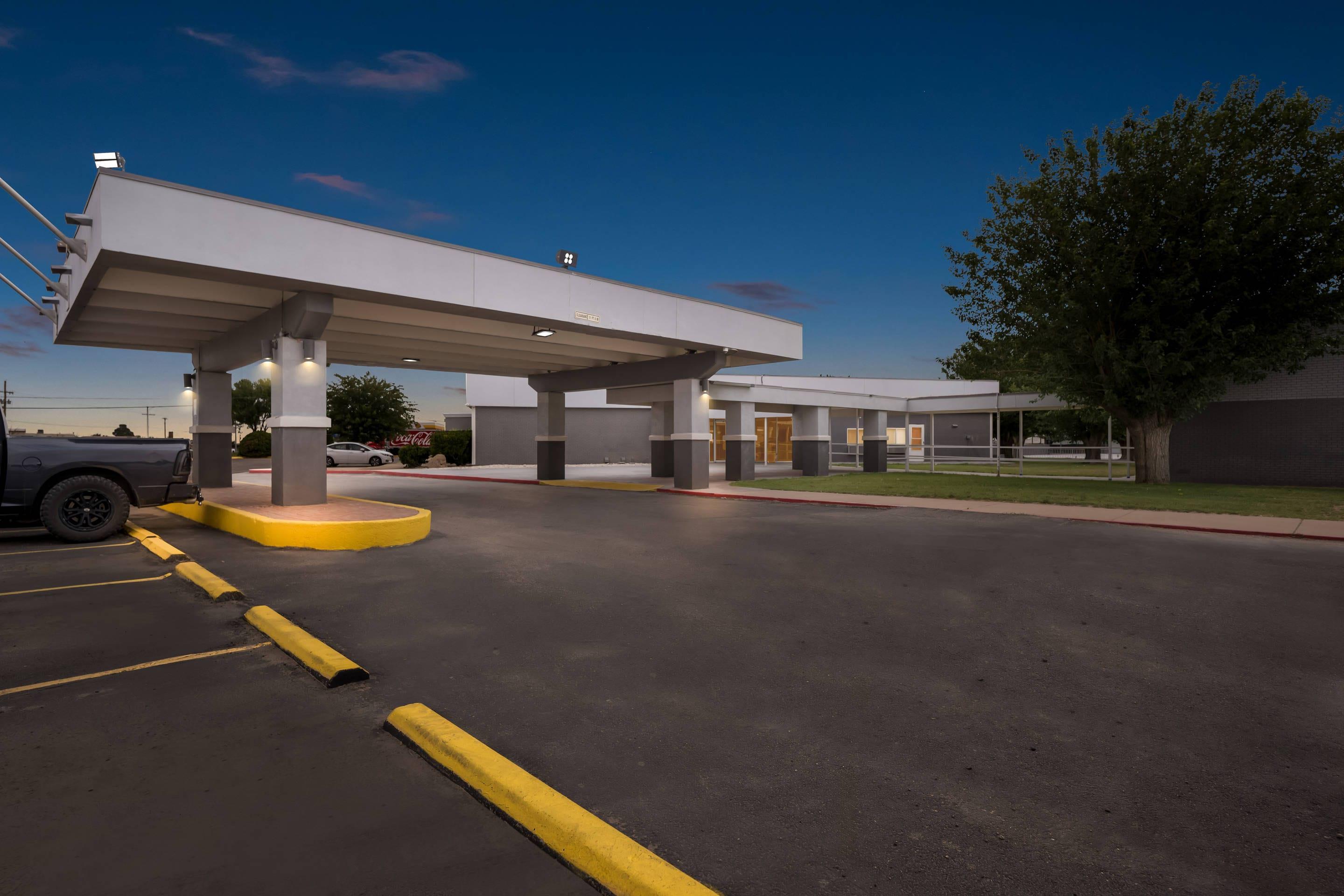 Hotel at night | Econo Lodge Carlsbad