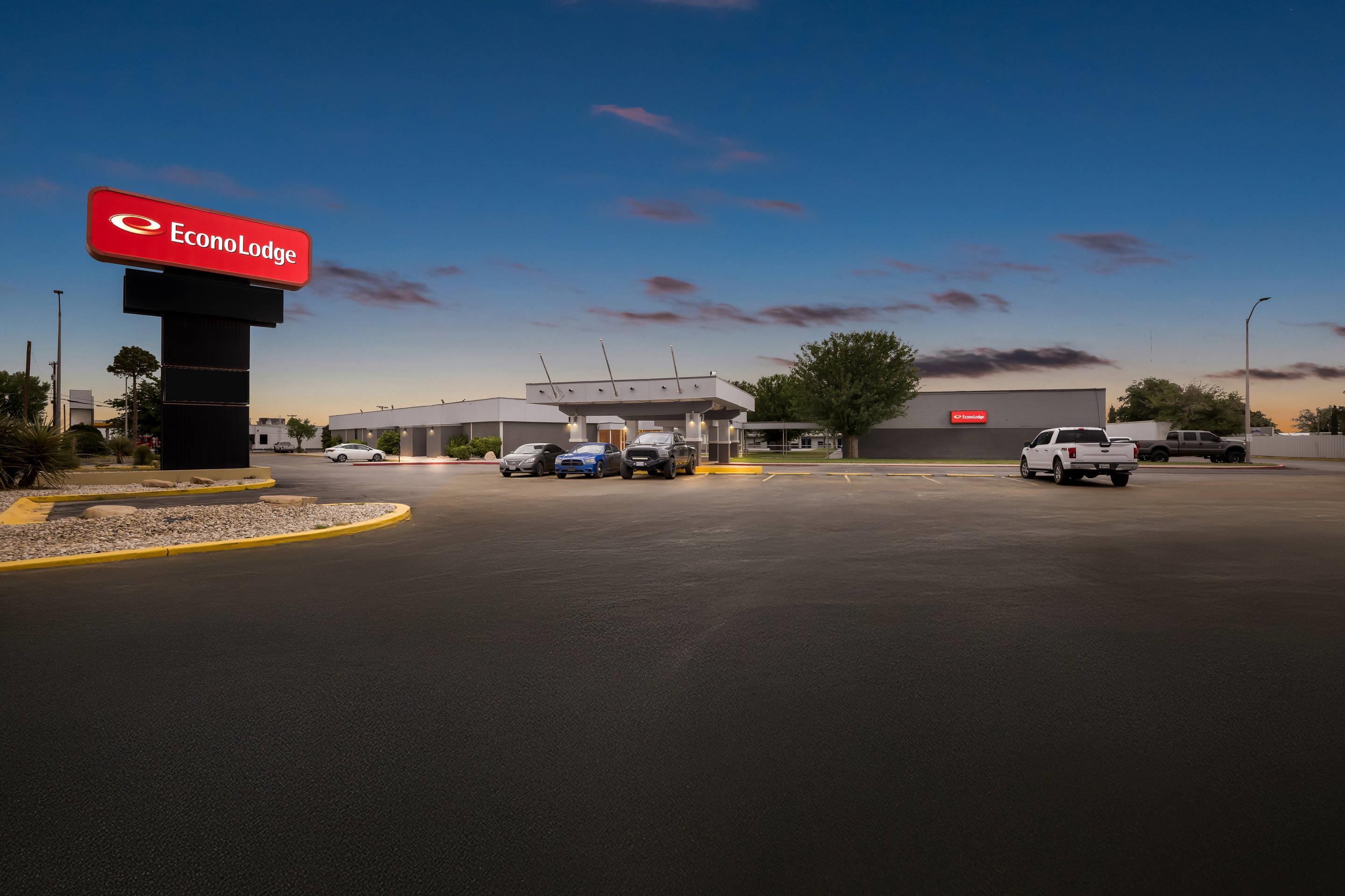 Hotel at night | Econo Lodge Carlsbad
