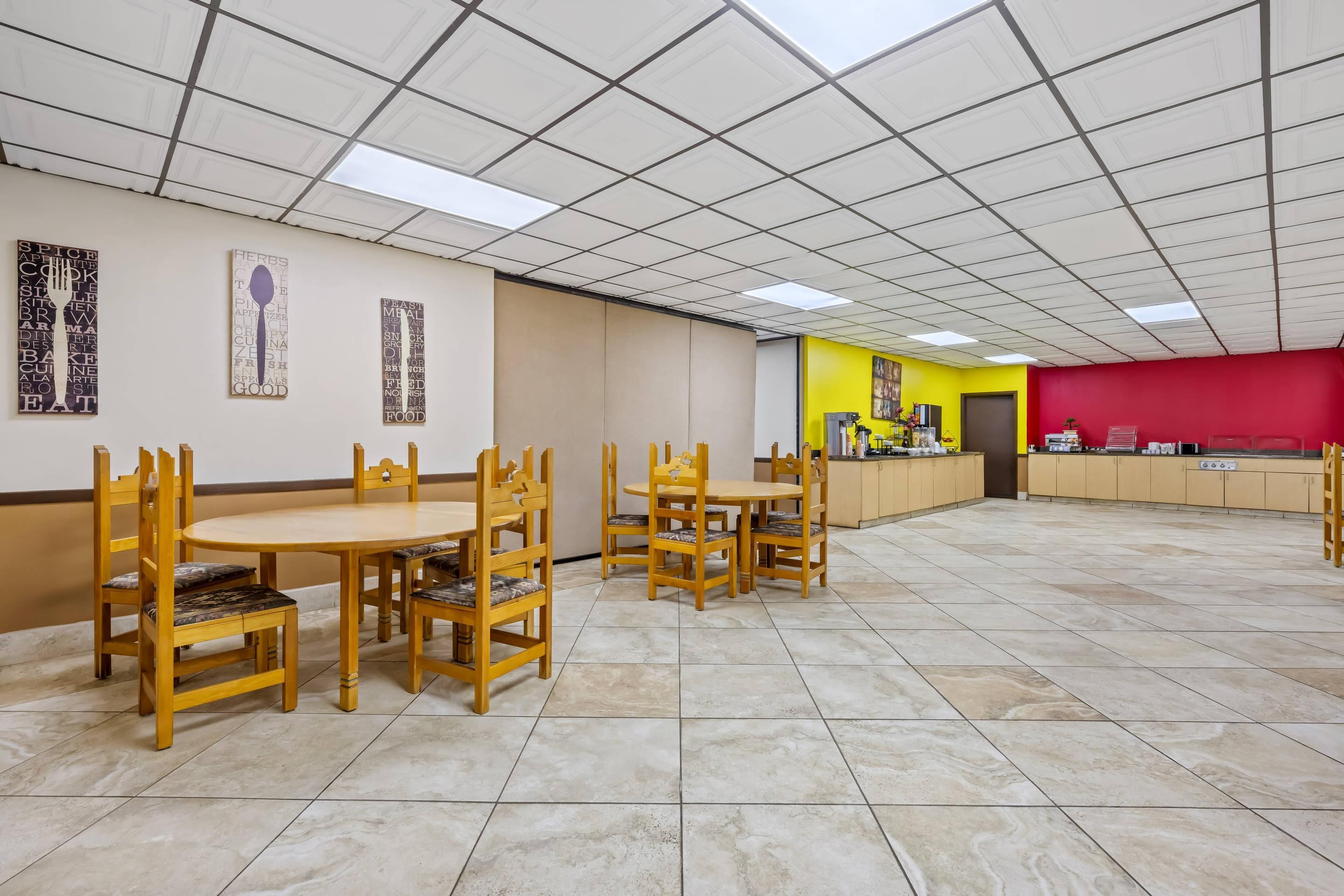 Breakfast area | Econo Lodge Carlsbad
