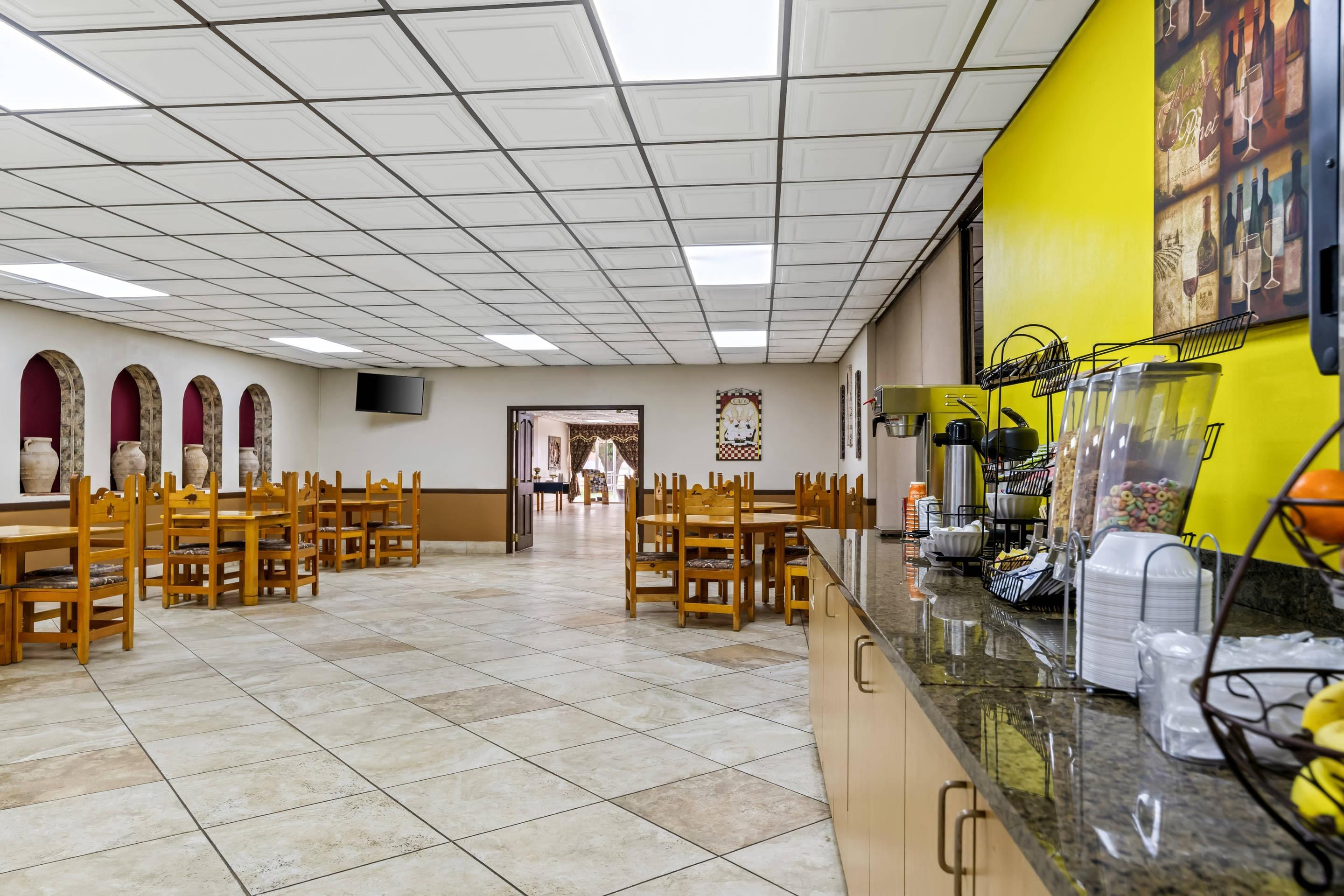Breakfast area | Econo Lodge Carlsbad