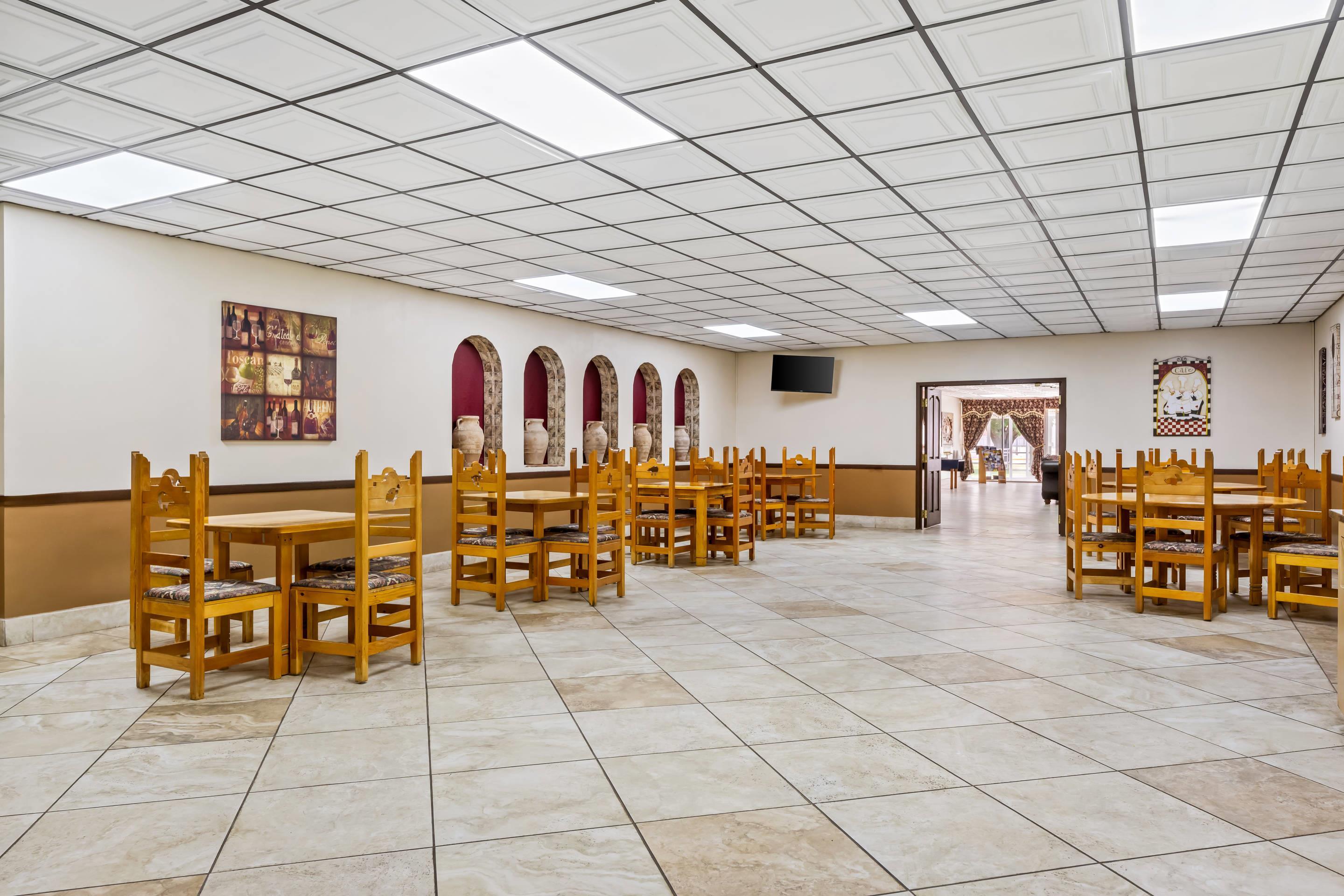 Breakfast area | Econo Lodge Carlsbad
