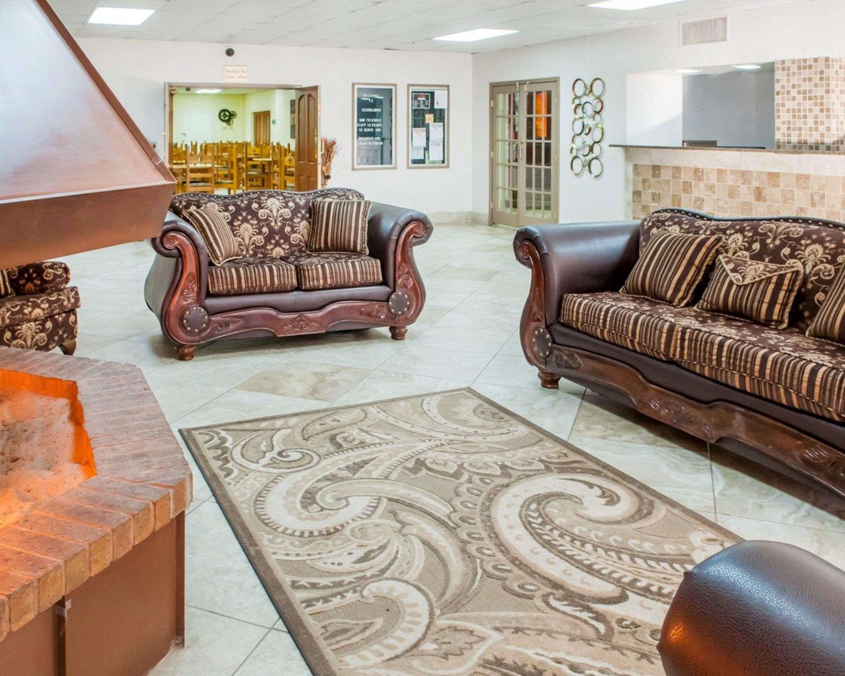 Lobby with sitting area | Econo Lodge Carlsbad