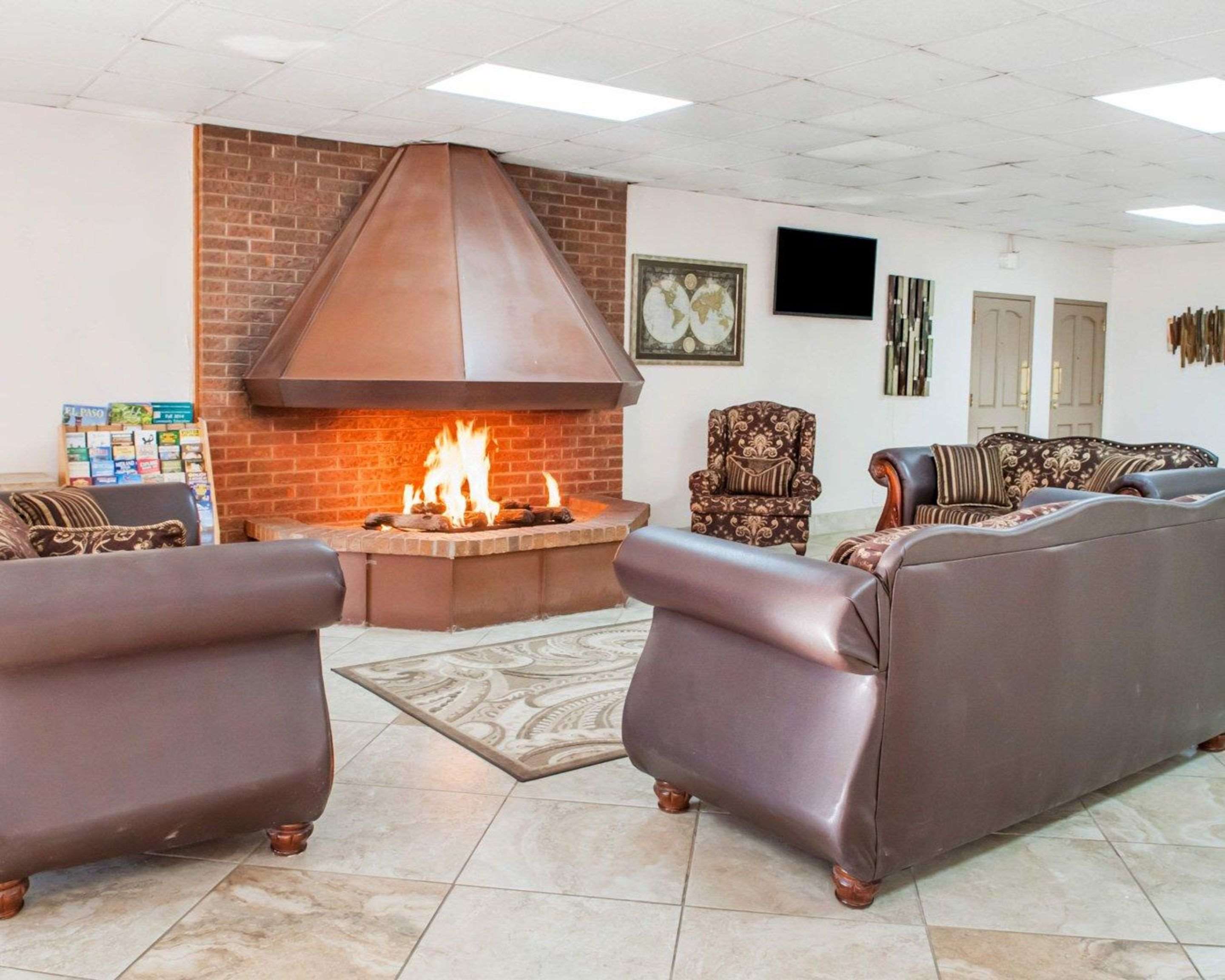 Lobby with fireplace | Econo Lodge Carlsbad