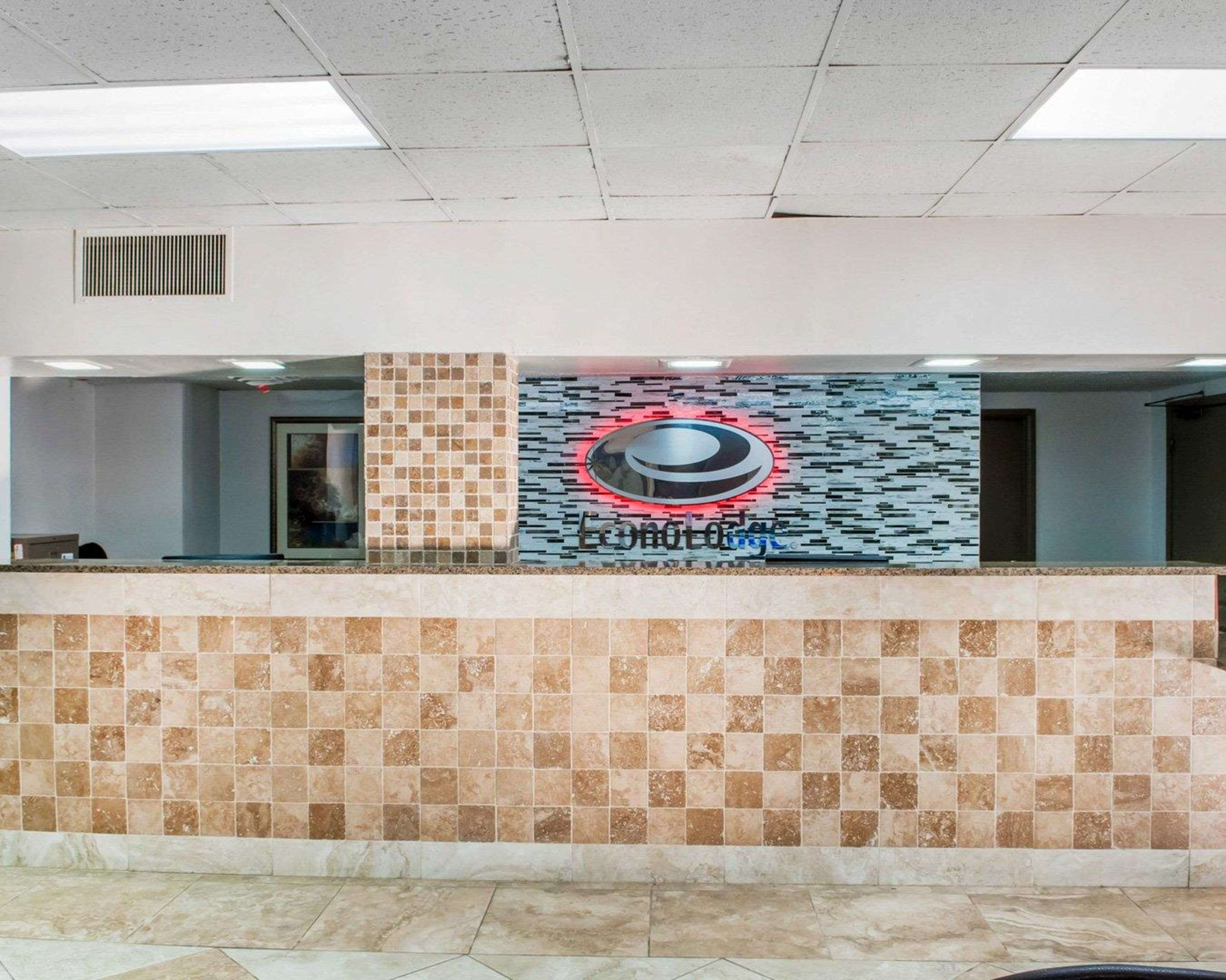 Front desk | Econo Lodge Carlsbad