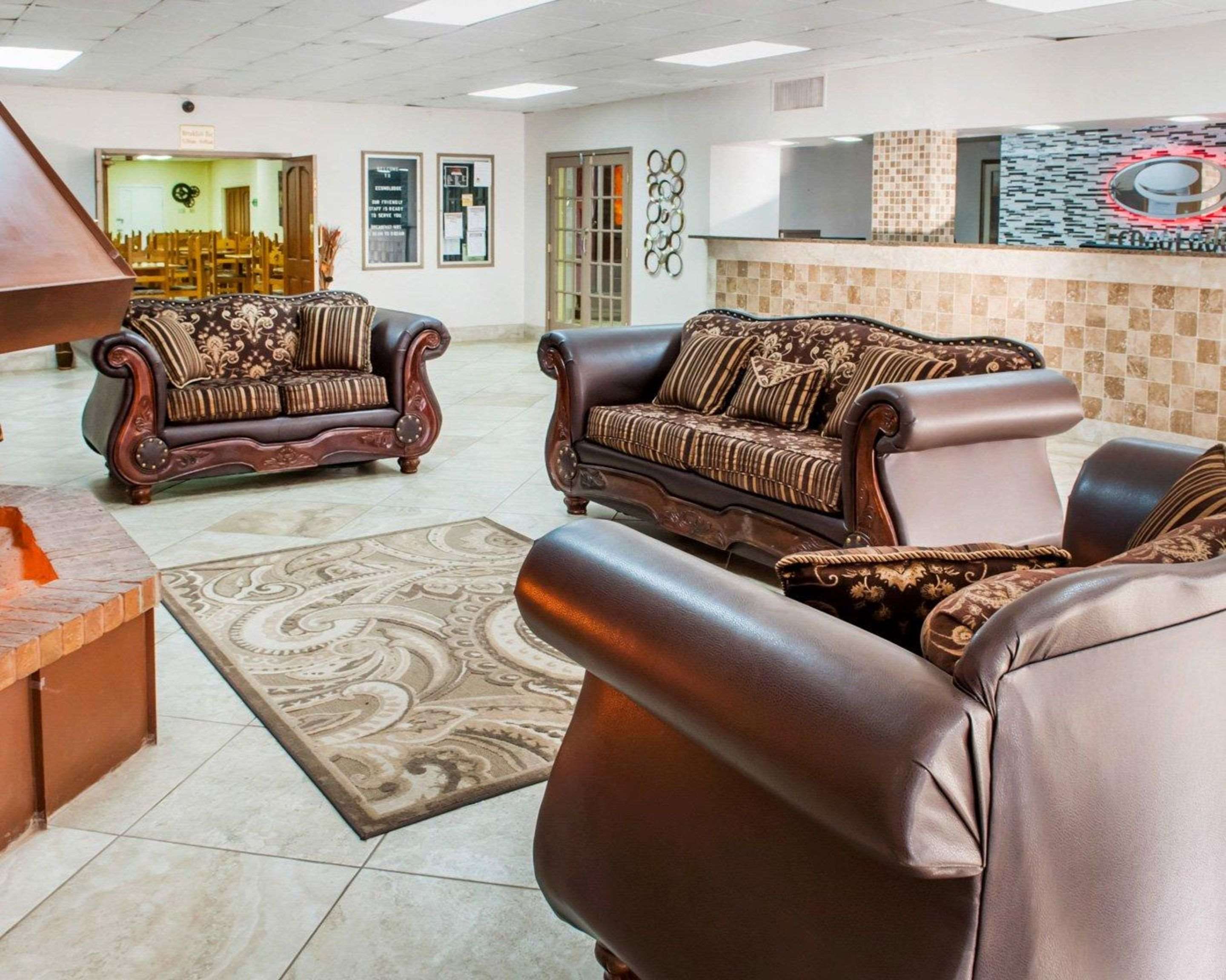 Lobby with sitting area | Econo Lodge Carlsbad
