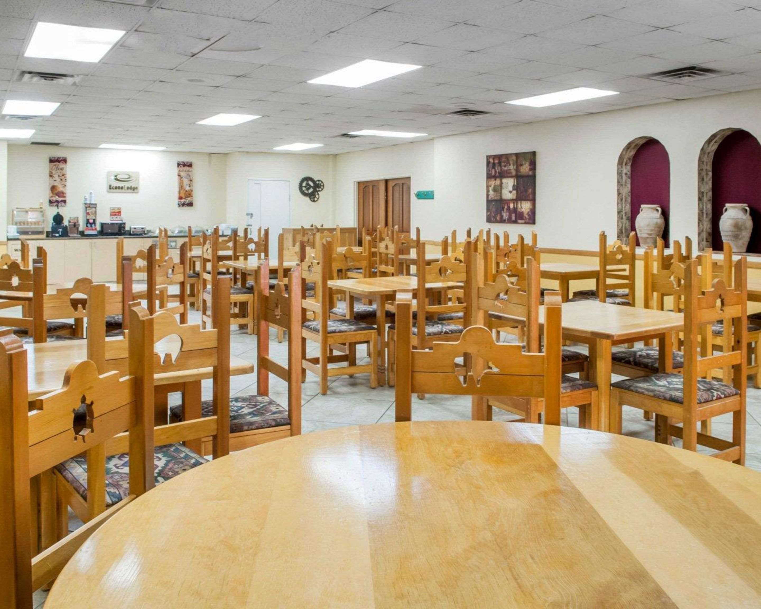 Breakfast area | Econo Lodge Carlsbad