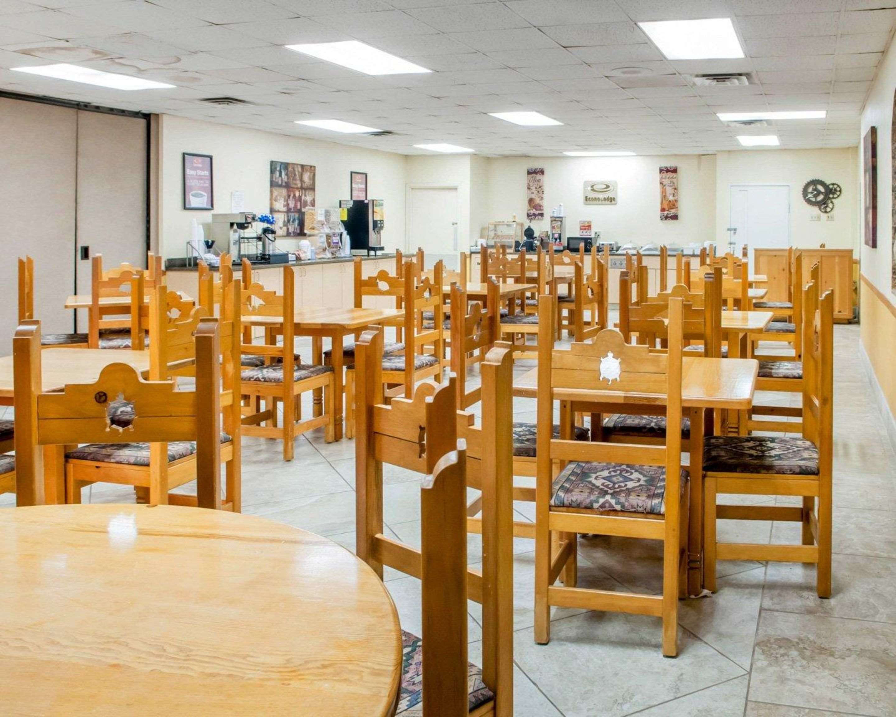 Breakfast area | Econo Lodge Carlsbad