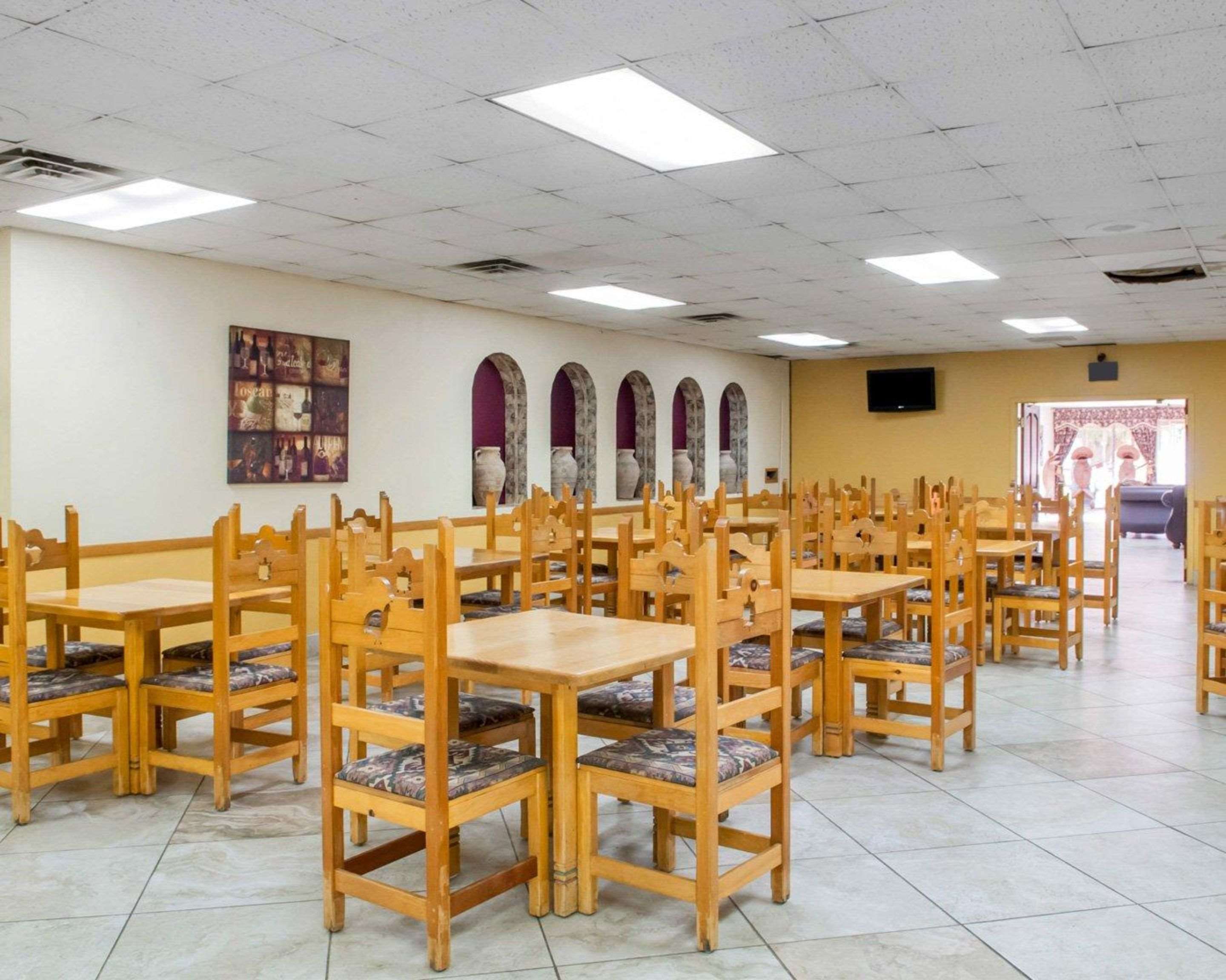 Breakfast area | Econo Lodge Carlsbad