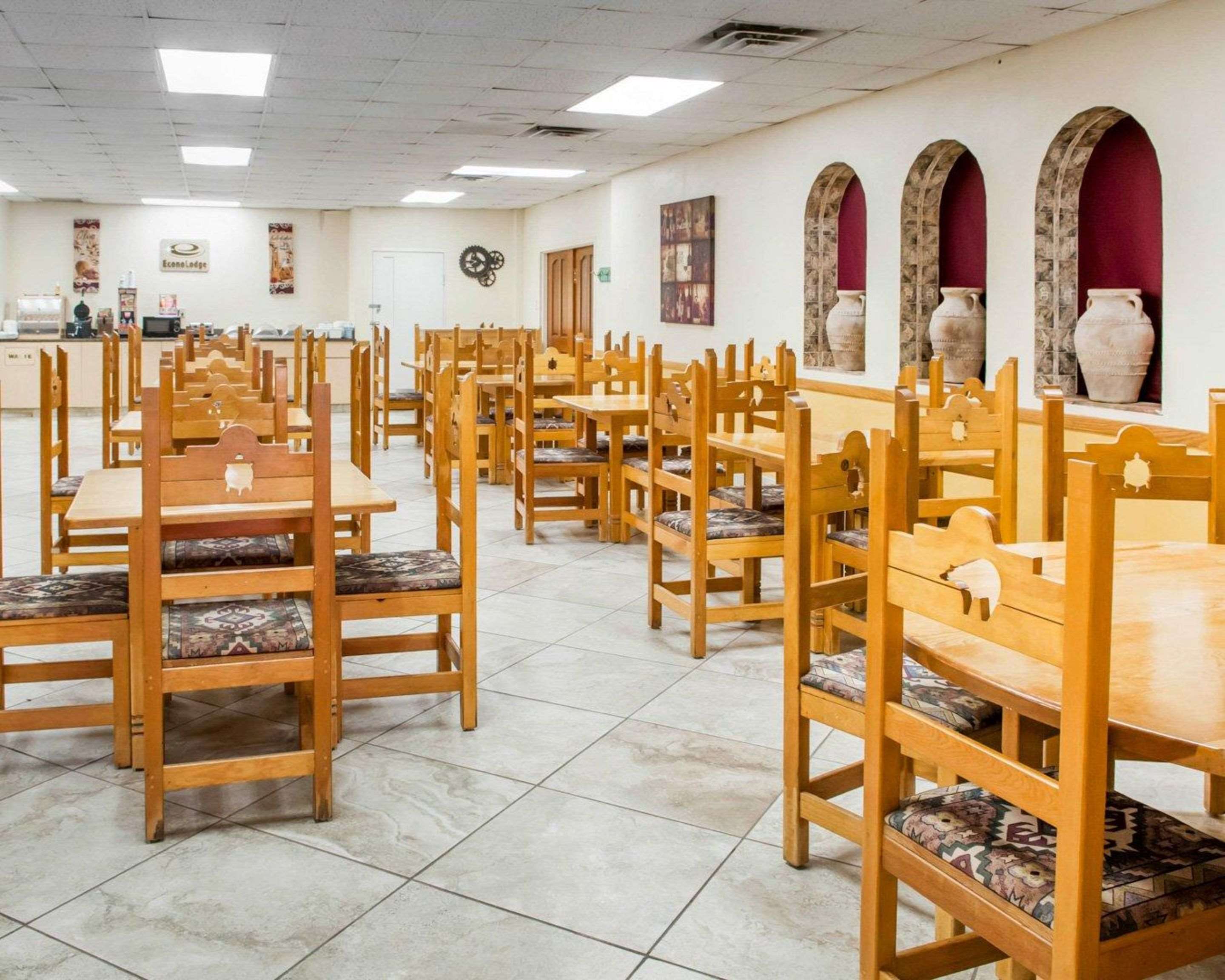 Breakfast area | Econo Lodge Carlsbad