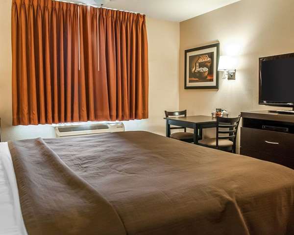  - Econo Lodge Inn & Suites Santa Fe
