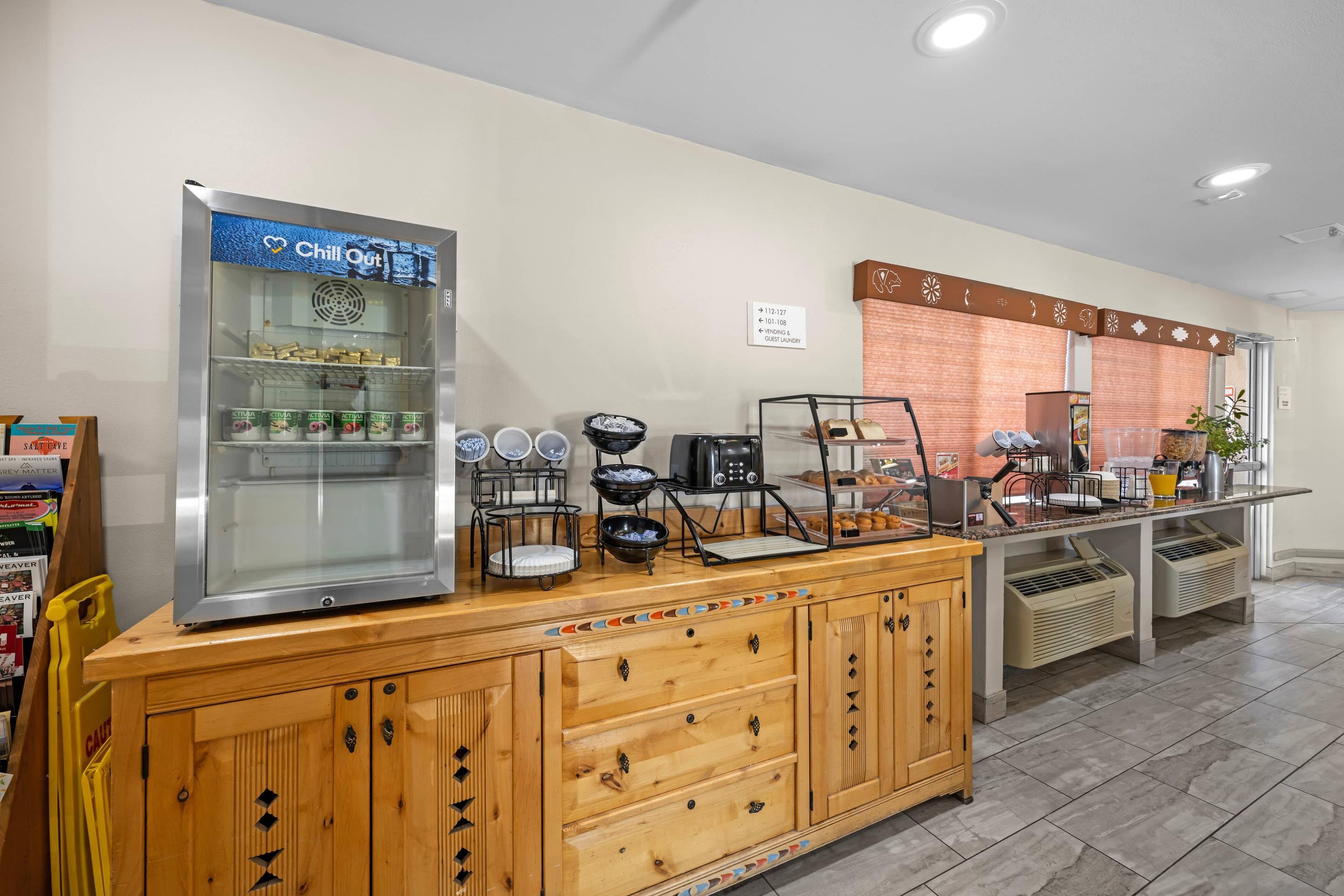 Breakfast area | Econo Lodge Inn & Suites