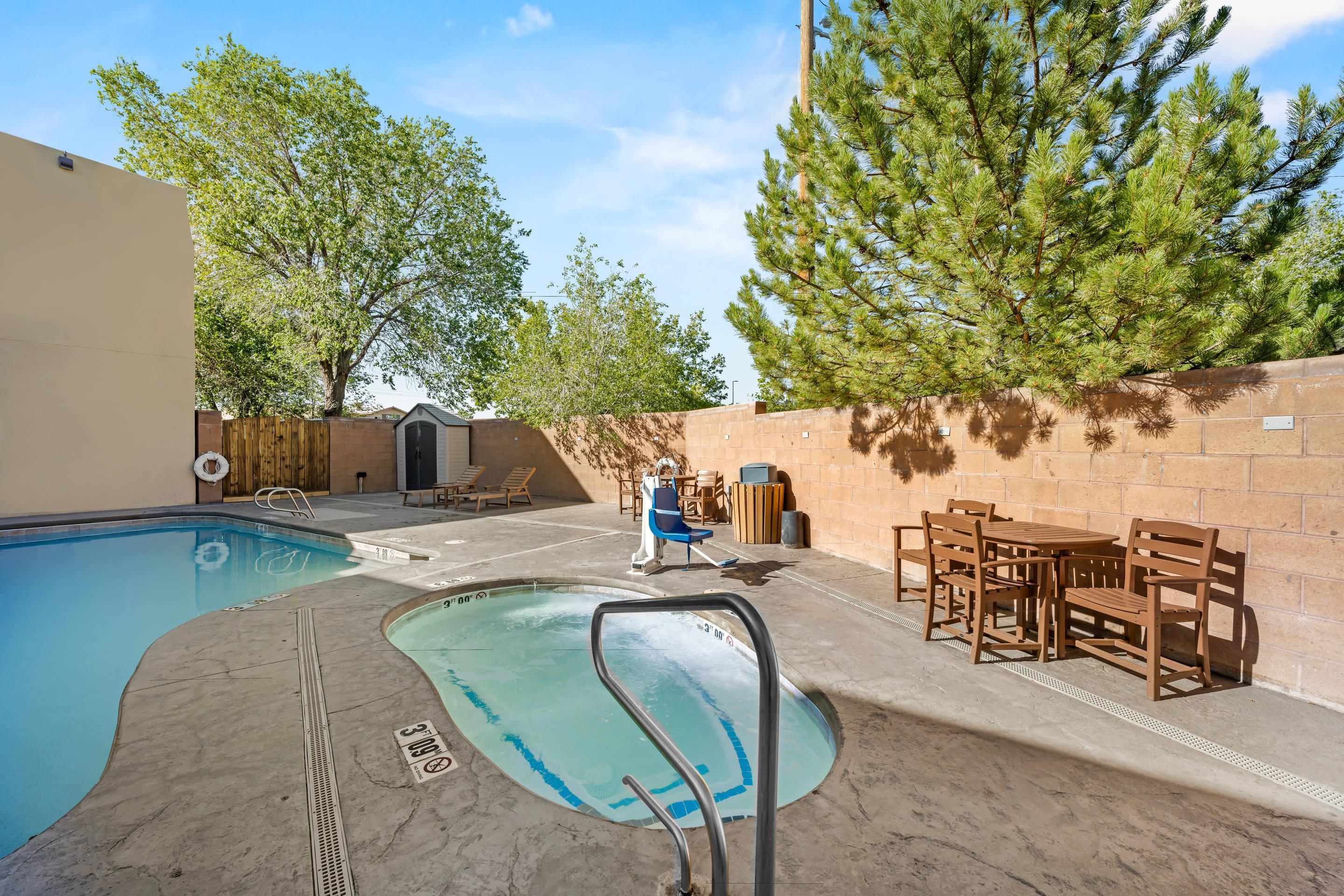 Outdoor pool | Econo Lodge Inn & Suites